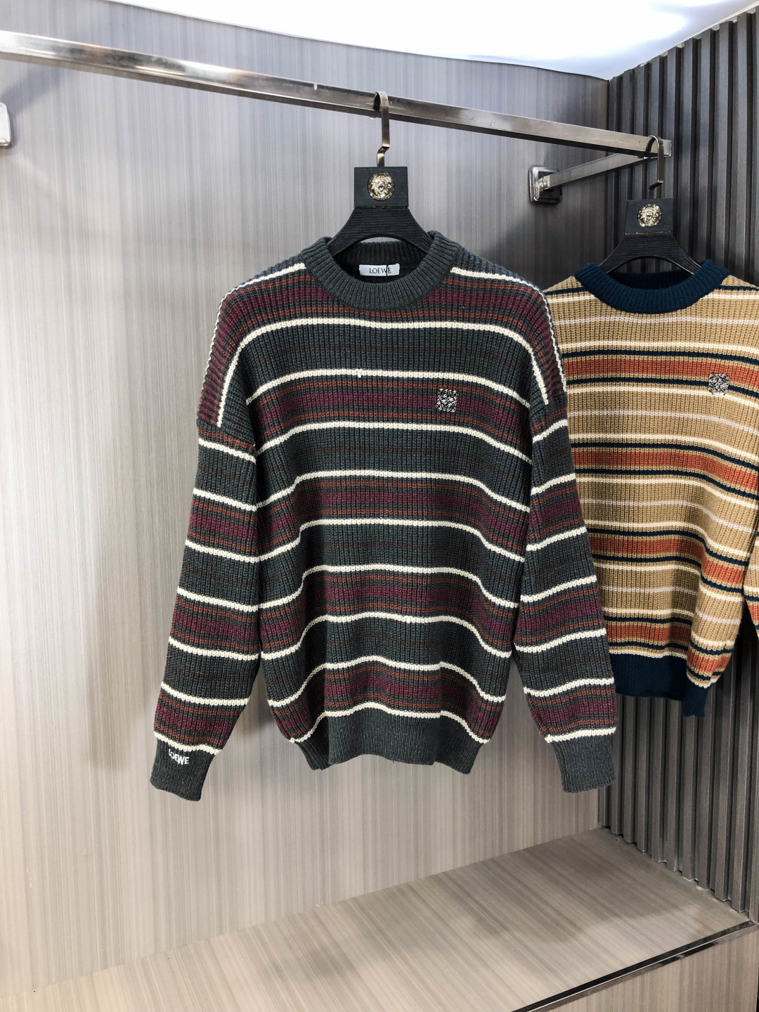 NO:606569,19860909.罗意威.2025ss秋冬新品 柔软圆领羊毛针织衫,设计独家呈现！含30羊毛.70棉超级流畅线条感极符合美学基调的一款毛衣,最基础的款式以极简低调的奢华风格,在时尚界越简单的单品,越极易彰显出高级时髦感,客供羊毛针织混纺面料,触感柔软舒适,亲肤性极佳,极具减龄时髦款式,必入单品！专柜码数m-3xL .m穿175/130斤.下单报身高体重,,loewe,sweaters,alexander wang,Men's clothing