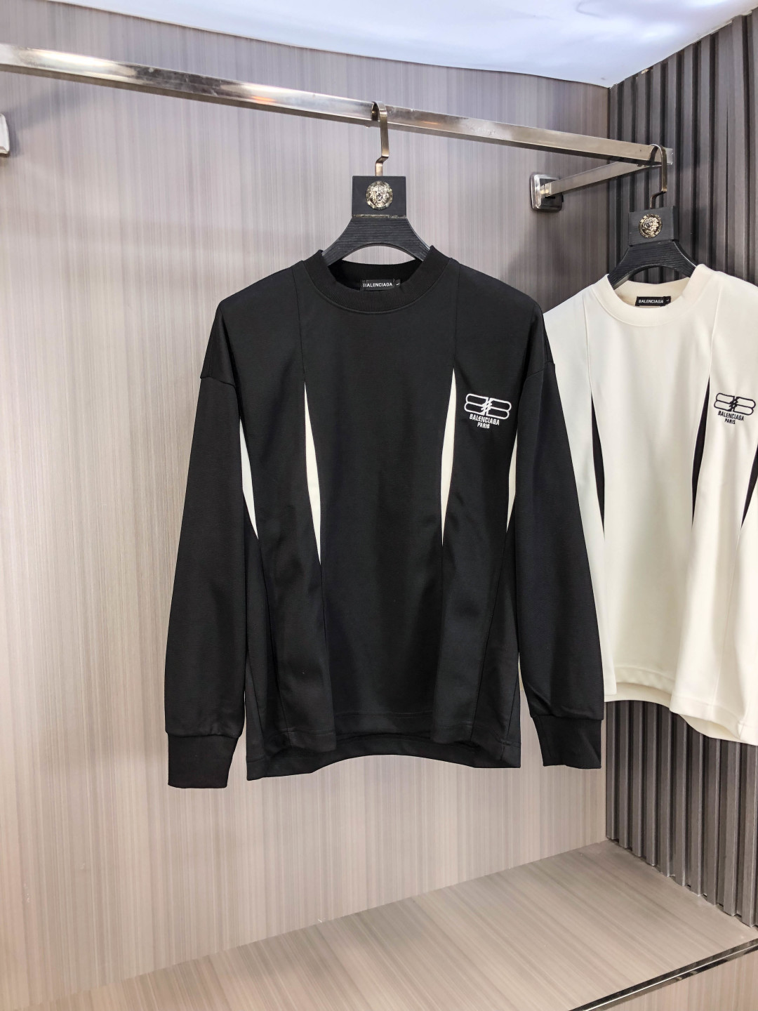 NO:606521,.Balenciaga. 2025 autumn and winter new letter logo knitted cotton sweatshirt T-shirt channel boutique!  Urban series products, made with letter logo elements that are highly luxurious, a must-have style for high-end temperament types, a single product with a strong sense of style and charm!  The original customized imported double-sided water-soluble cotton fabric has a comfortable hand feel, the embroidered letter design effect is quite exquisite, fashionable, classic and versatile!  Size M—XXXL.m wears 175/130 pounds,,balenciaga,hoodie,sweatshirts,tees,t-shirt,alexander wang19860909.巴黎世家.2025秋冬新款字母logo针织棉卫衣T恤 渠道精品！都市系列产物,奢华程度满分的字母logo元素打造,高端气质型必入的极品款式,一款极具腔调感与魅力的单品！ 原版定制进口双面水溶棉面料,手感舒适,刺绣字母设计效果相当精致,时尚经典百搭！ 尺码M—XXXL.m穿175/130斤,,balenciaga,hoodie,sweatshirts,tees，t-shirt,alexander wang,Men's clothing