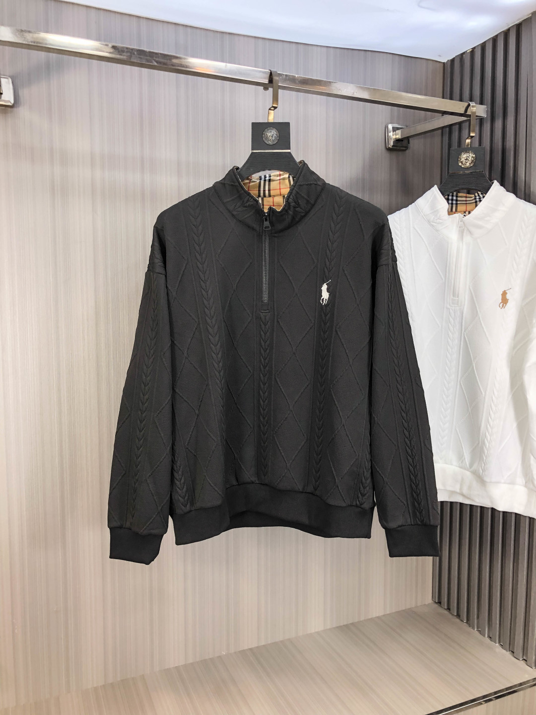 NO:606533,.Ralph Lauren.2025 autumn and winter new letter logo knitted cotton sweatshirt T-shirt channel boutique!  Urban series products, made with letter logo elements that are highly luxurious, a must-have style for high-end temperament types, a single product with a strong sense of style and charm!  The original customized imported double-sided water-soluble cotton fabric has a comfortable hand feel, the embroidered letter design effect is quite exquisite, fashionable, classic and versatile!  Size M—XXXL.m wears 175/130 pounds,,hoodie,sweatshirts,tees,t-shirt,alexander wang19860909.拉夫劳伦.2025秋冬新款字母logo针织棉卫衣T恤 渠道精品！都市系列产物,奢华程度满分的字母logo元素打造,高端气质型必入的极品款式,一款极具腔调感与魅力的单品！ 原版定制进口双面水溶棉面料,手感舒适,刺绣字母设计效果相当精致,时尚经典百搭！ 尺码M—XXXL.m穿175/130斤,,hoodie,sweatshirts,tees，t-shirt,alexander wang,Men's clothing