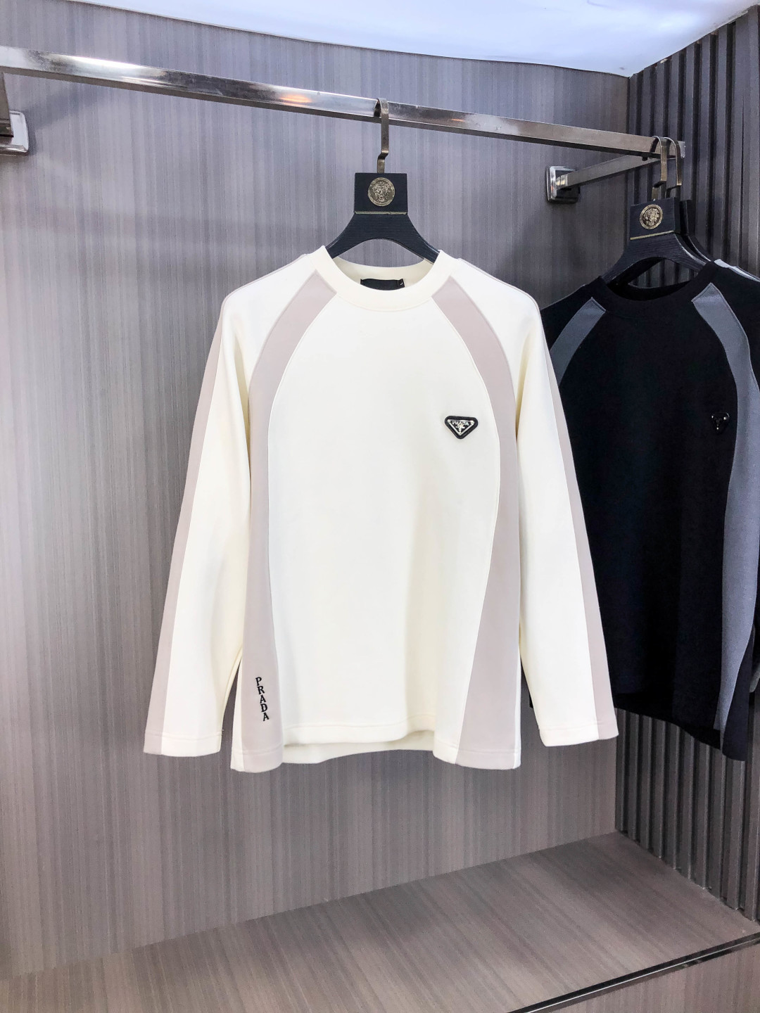 NO:606545,.Prada..2025 autumn and winter new letter logo knitted cotton sweatshirt T-shirt channel boutique!  Urban series products, made with letter logo elements that are highly luxurious, a must-have style for high-end temperament types, a single product with a strong sense of style and charm!  The original customized imported double-sided water-soluble cotton fabric has a comfortable hand feel, the embroidered letter design effect is quite exquisite, fashionable, classic and versatile!  Size M—XXXL.m wears 175/130 pounds, prada, hoodie, sweatshirts, tees, t-shirt, alexander wang19860909.普拉达..2025秋冬新款字母logo针织棉卫衣T恤 渠道精品！都市系列产物,奢华程度满分的字母logo元素打造,高端气质型必入的极品款式,一款极具腔调感与魅力的单品！ 原版定制进口双面水溶棉面料,手感舒适,刺绣字母设计效果相当精致,时尚经典百搭！ 尺码M—XXXL.m穿175/130斤,,prada,hoodie,sweatshirts,tees，t-shirt,alexander wang,Men's clothing