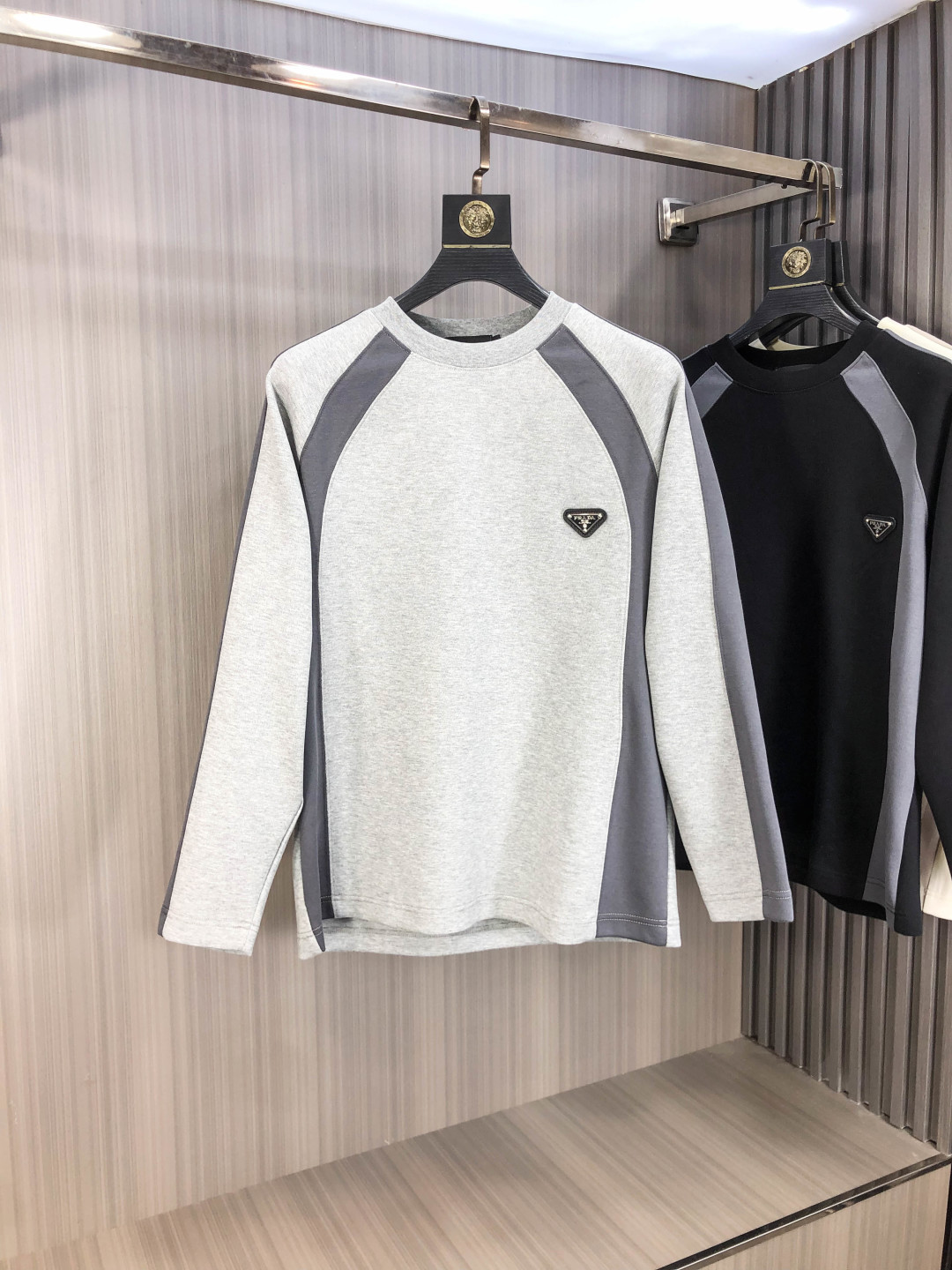 NO:606551,.Prada.2025 autumn and winter new letter logo knitted cotton sweatshirt T-shirt channel boutique!  Urban series products, made with letter logo elements that are highly luxurious, a must-have style for high-end temperament types, a single product with a strong sense of style and charm!  The original customized imported double-sided water-soluble cotton fabric has a comfortable hand feel, the embroidered letter design effect is quite exquisite, fashionable, classic and versatile!  Size M—XXXL.m wears 175/130 pounds, prada, hoodie, sweatshirts, tees, t-shirt, alexander wang19860909.普拉达.2025秋冬新款字母logo针织棉卫衣T恤 渠道精品！都市系列产物,奢华程度满分的字母logo元素打造,高端气质型必入的极品款式,一款极具腔调感与魅力的单品！ 原版定制进口双面水溶棉面料,手感舒适,刺绣字母设计效果相当精致,时尚经典百搭！ 尺码M—XXXL.m穿175/130斤,,prada,hoodie,sweatshirts,tees，t-shirt,alexander wang,Men's clothing