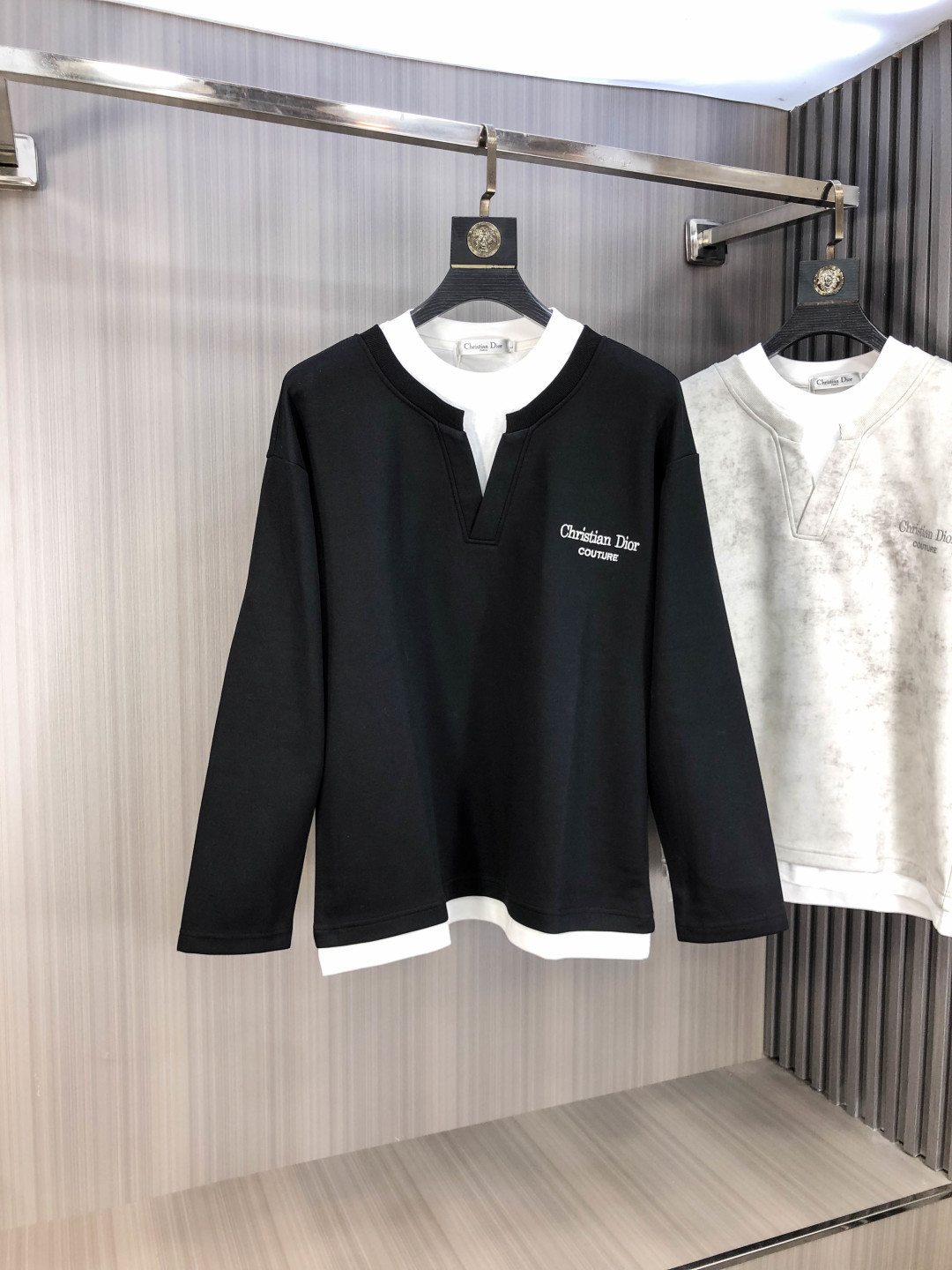 NO:606562,.Dior.2025 new autumn and winter letter logo knitted cotton sweatshirt T-shirt channel boutique!  Urban series products, made with letter logo elements that are highly luxurious, a must-have style for high-end temperament types, a single product with a strong sense of style and charm!  The original customized imported double-sided water-soluble cotton fabric has a comfortable hand feel, the embroidered letter design effect is quite exquisite, fashionable, classic and versatile!  Size M—XXXL.m wears 175/130 pounds, dior, hoodie, sweatshirts, tees, t-shirt, alexander wang19860909.Dior.2025秋冬新款字母logo针织棉卫衣T恤 渠道精品！都市系列产物,奢华程度满分的字母logo元素打造,高端气质型必入的极品款式,一款极具腔调感与魅力的单品！ 原版定制进口双面水溶棉面料,手感舒适,刺绣字母设计效果相当精致,时尚经典百搭！ 尺码M—XXXL.m穿175/130斤,,dior,hoodie,sweatshirts,tees，t-shirt,alexander wang,Men's clothing