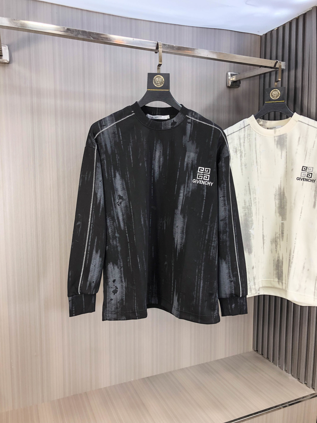 NO:606567,.Givenchy. 2025 autumn and winter new letter logo knitted cotton sweatshirt T-shirt channel boutique!  Urban series products, made with letter logo elements that are highly luxurious, a must-have style for high-end temperament types, a single product with a strong sense of style and charm!  The original customized imported double-sided water-soluble cotton fabric has a comfortable hand feel, the embroidered letter design effect is quite exquisite, fashionable, classic and versatile!  Size M—XXXL.m wears 175/130 pounds,,givenchy,hoodie,sweatshirts,tees,t-shirt,alexander wang19860909.纪梵希.2025秋冬新款字母logo针织棉卫衣T恤 渠道精品！都市系列产物,奢华程度满分的字母logo元素打造,高端气质型必入的极品款式,一款极具腔调感与魅力的单品！ 原版定制进口双面水溶棉面料,手感舒适,刺绣字母设计效果相当精致,时尚经典百搭！ 尺码M—XXXL.m穿175/130斤,,givenchy,hoodie,sweatshirts,tees，t-shirt,alexander wang,Men's clothing