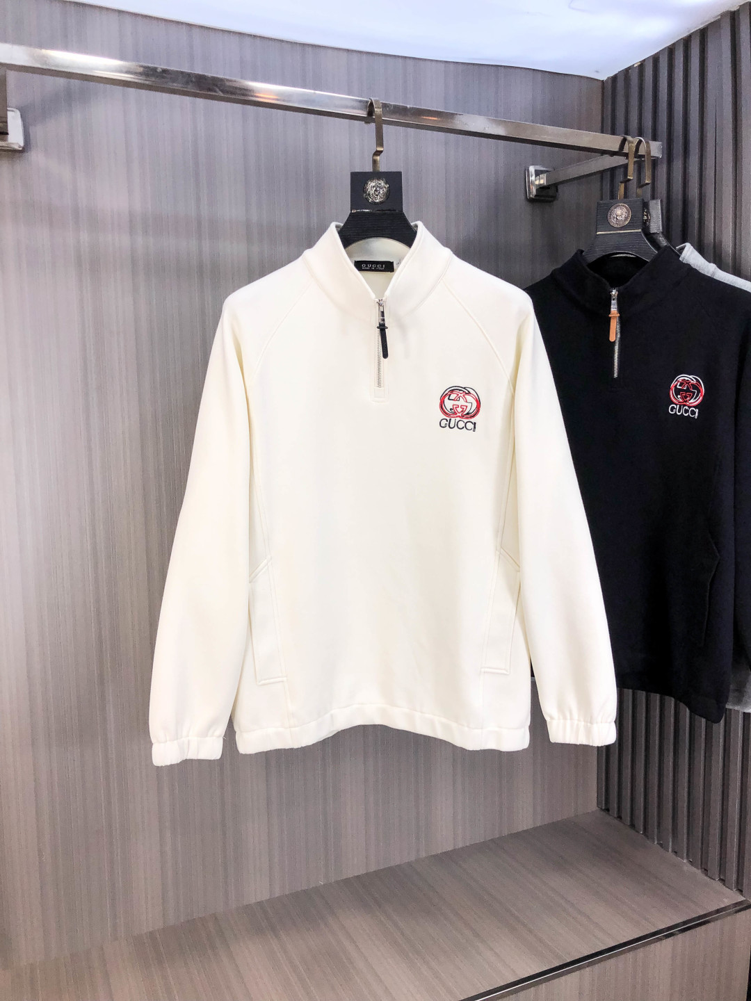 NO:606572,.Gucci..2025 autumn and winter new letter logo knitted cotton sweatshirt T-shirt channel boutique!  Urban series products, made with letter logo elements that are highly luxurious, a must-have style for high-end temperament types, a single product with a strong sense of style and charm!  The original customized imported double-sided water-soluble cotton fabric has a comfortable hand feel, the embroidered letter design effect is quite exquisite, fashionable, classic and versatile!  Size M—XXXL.m wears 175/130 pounds,,gucci,hoodie,sweatshirts,tees,t-shirt,alexander wang19860909.Gucci..2025秋冬新款字母logo针织棉卫衣T恤 渠道精品！都市系列产物,奢华程度满分的字母logo元素打造,高端气质型必入的极品款式,一款极具腔调感与魅力的单品！ 原版定制进口双面水溶棉面料,手感舒适,刺绣字母设计效果相当精致,时尚经典百搭！ 尺码M—XXXL.m穿175/130斤,,gucci,hoodie,sweatshirts,tees，t-shirt,alexander wang,Men's clothing