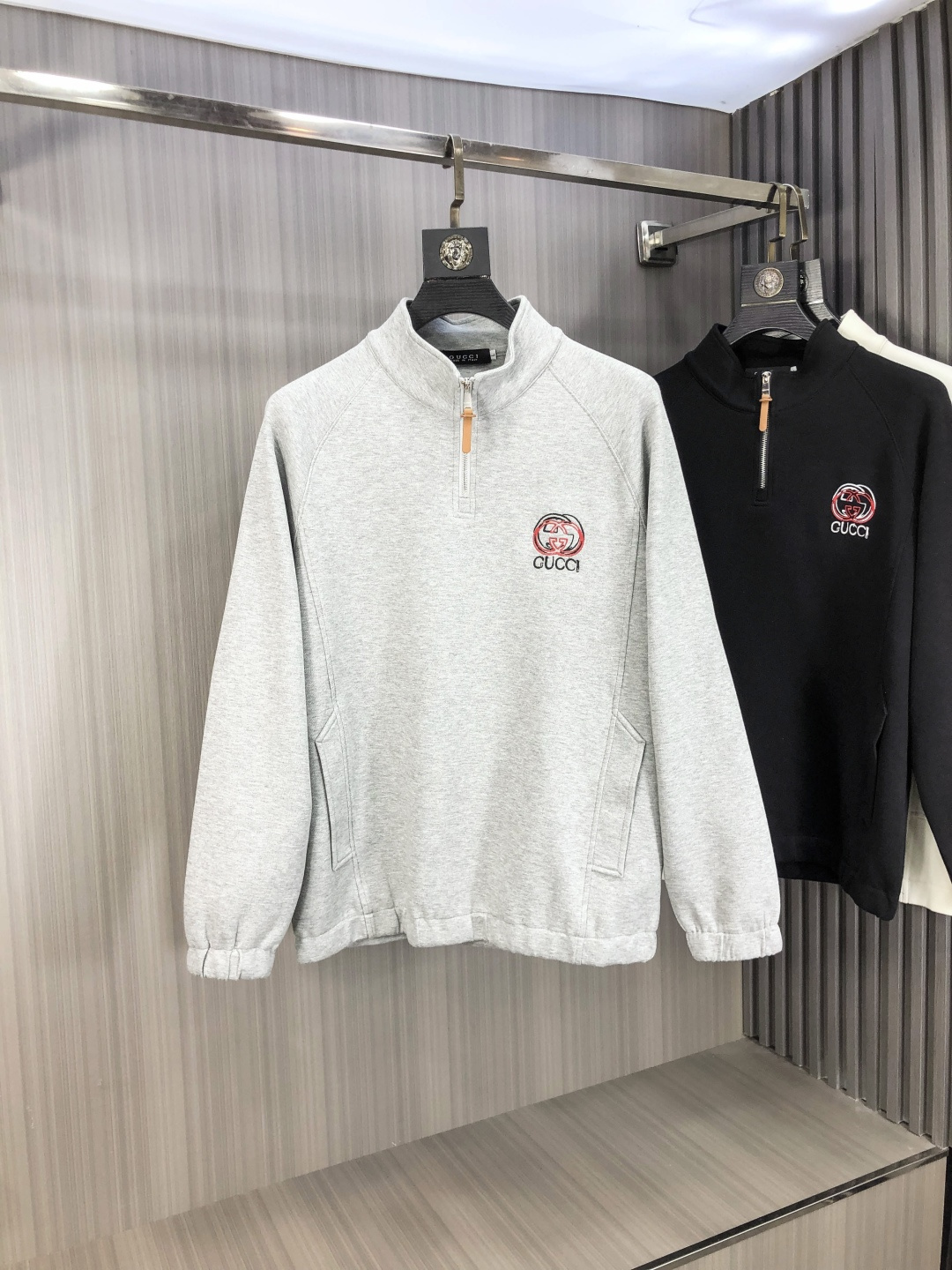 NO:606573,.Gucci.2025 new autumn and winter letter logo knitted cotton sweatshirt T-shirt channel boutique!  Urban series products, made with letter logo elements that are highly luxurious, a must-have style for high-end temperament types, a single product with a strong sense of style and charm!  The original customized imported double-sided water-soluble cotton fabric has a comfortable hand feel, the embroidered letter design effect is quite exquisite, fashionable, classic and versatile!  Size M—XXXL.m wears 175/130 pounds,,gucci,hoodie,sweatshirts,tees,t-shirt,alexander wang19860909.Gucci.2025秋冬新款字母logo针织棉卫衣T恤 渠道精品！都市系列产物,奢华程度满分的字母logo元素打造,高端气质型必入的极品款式,一款极具腔调感与魅力的单品！ 原版定制进口双面水溶棉面料,手感舒适,刺绣字母设计效果相当精致,时尚经典百搭！ 尺码M—XXXL.m穿175/130斤,,gucci,hoodie,sweatshirts,tees，t-shirt,alexander wang,Men's clothing