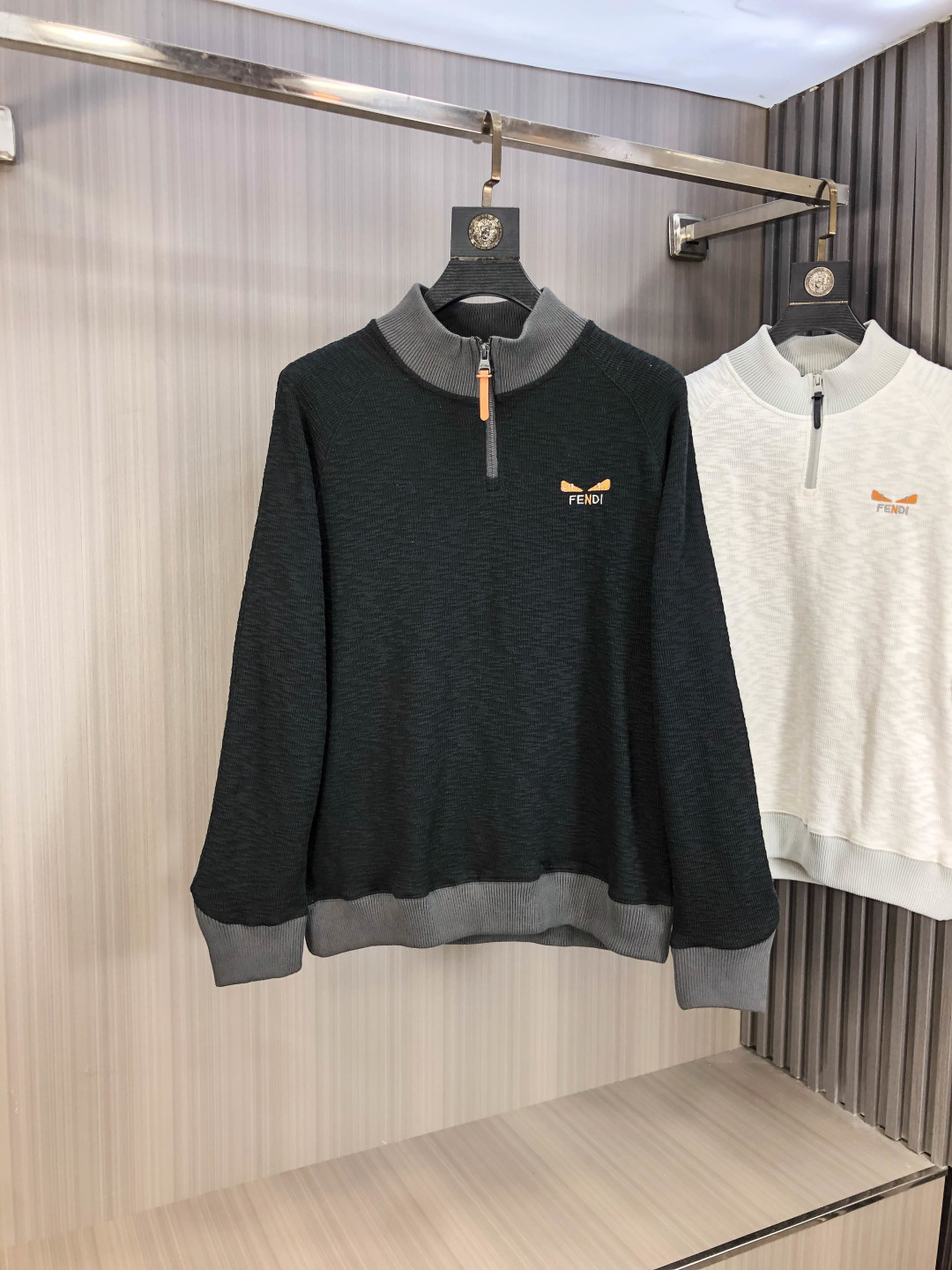 NO:606576,.FENDI.2025 autumn and winter new letter logo knitted cotton sweatshirt T-shirt channel boutique!  Urban series products, made with letter logo elements that are highly luxurious, a must-have style for high-end temperament types, a single product with a strong sense of style and charm!  The original customized imported double-sided water-soluble cotton fabric has a comfortable hand feel, the embroidered letter design effect is quite exquisite, fashionable, classic and versatile!  Size M—XXXL.m wears 175/130 pounds, fendi, hoodie, sweatshirts, tees, t-shirt, alexander wang19860909.芬迪.2025秋冬新款字母logo针织棉卫衣T恤 渠道精品！都市系列产物,奢华程度满分的字母logo元素打造,高端气质型必入的极品款式,一款极具腔调感与魅力的单品！ 原版定制进口双面水溶棉面料,手感舒适,刺绣字母设计效果相当精致,时尚经典百搭！ 尺码M—XXXL.m穿175/130斤,,fendi,hoodie,sweatshirts,tees，t-shirt,alexander wang,Men's clothing