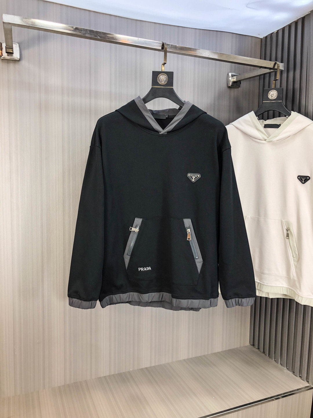 NO:606580,.Prada.2025 autumn and winter new letter logo knitted cotton sweatshirt T-shirt channel boutique!  Urban series products, made with letter logo elements that are highly luxurious, a must-have style for high-end temperament types, a single product with a strong sense of style and charm!  The original customized imported double-sided water-soluble cotton fabric has a comfortable hand feel, the embroidered letter design effect is quite exquisite, fashionable, classic and versatile!  Size M—XXXL.m wears 175/130 pounds, prada, hoodie, sweatshirts, tees, t-shirt, alexander wang19860909.普拉达.2025秋冬新款字母logo针织棉卫衣T恤 渠道精品！都市系列产物,奢华程度满分的字母logo元素打造,高端气质型必入的极品款式,一款极具腔调感与魅力的单品！ 原版定制进口双面水溶棉面料,手感舒适,刺绣字母设计效果相当精致,时尚经典百搭！ 尺码M—XXXL.m穿175/130斤,,prada,hoodie,sweatshirts,tees，t-shirt,alexander wang,Men's clothing