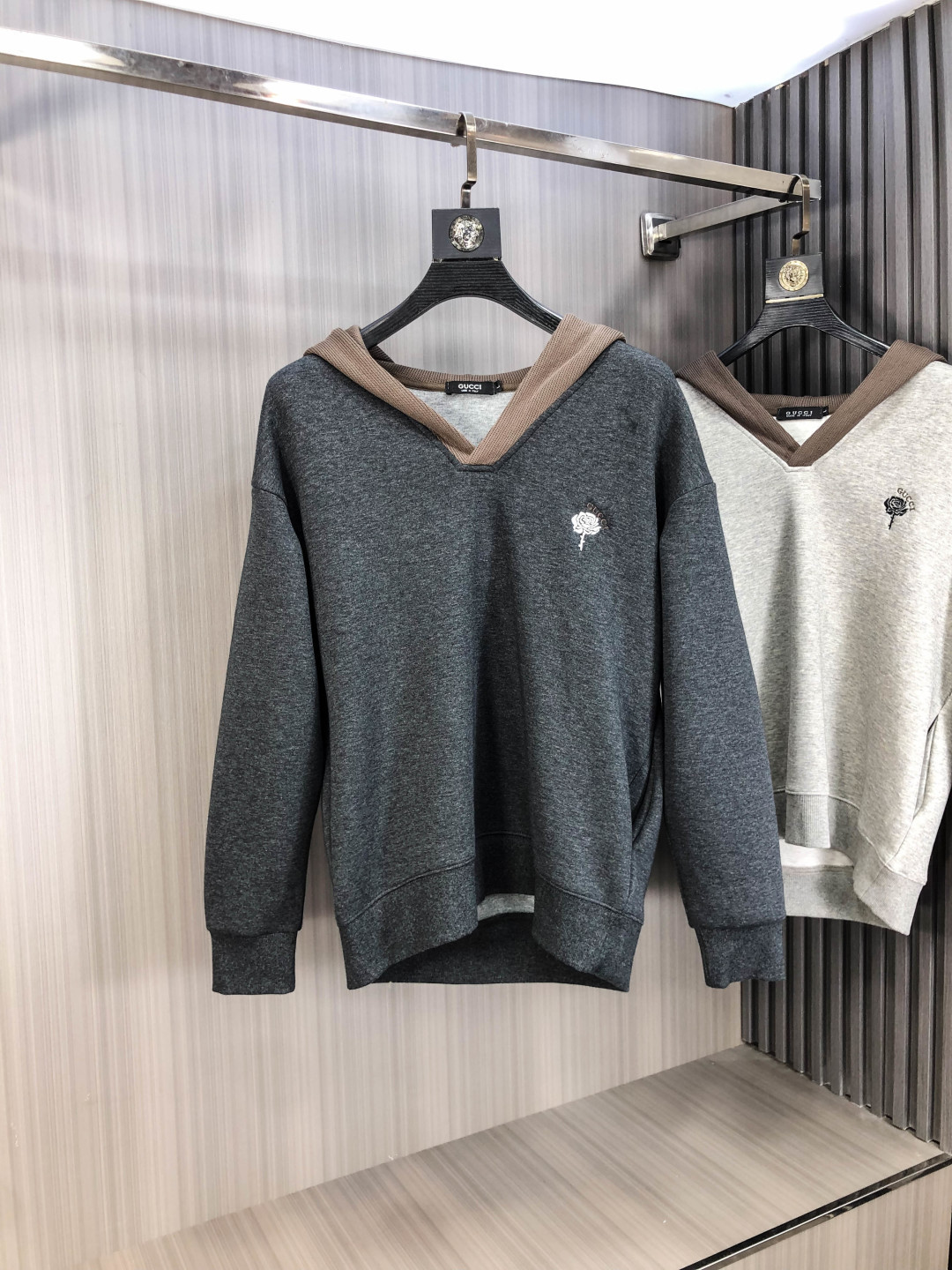 NO:606584,.Gucci.2025 new autumn and winter letter logo knitted cotton sweatshirt T-shirt channel boutique!  Urban series products, made with letter logo elements that are highly luxurious, a must-have style for high-end temperament types, a single product with a strong sense of style and charm!  The original customized imported double-sided water-soluble cotton fabric has a comfortable hand feel, the embroidered letter design effect is quite exquisite, fashionable, classic and versatile!  Size M—XXXL.m wears 175/130 pounds,,gucci,hoodie,sweatshirts,tees,t-shirt,alexander wang19860909.Gucci.2025秋冬新款字母logo针织棉卫衣T恤 渠道精品！都市系列产物,奢华程度满分的字母logo元素打造,高端气质型必入的极品款式,一款极具腔调感与魅力的单品！ 原版定制进口双面水溶棉面料,手感舒适,刺绣字母设计效果相当精致,时尚经典百搭！ 尺码M—XXXL.m穿175/130斤,,gucci,hoodie,sweatshirts,tees，t-shirt,alexander wang,Men's clothing