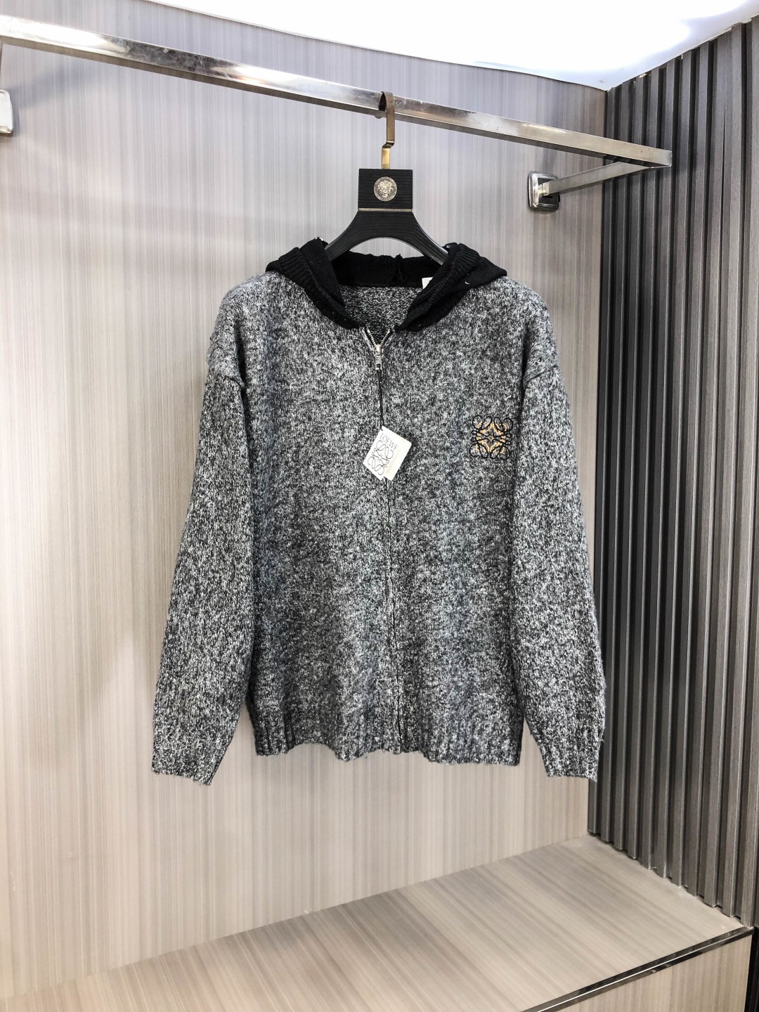 NO:606592,.Loewe. 2025 autumn and winter new letter logo knitted sweater jacket. Channel boutique!  Urban series products, made with letter logo elements that are highly luxurious, a must-have style for high-end temperament types, a single product with a strong sense of style and charm!  Original custom-made imported knitted cotton fabric, comfortable to the touch, exquisite embroidered letter design, fashionable, classic and versatile!  Size M—XXXL.m wears 175/130 pounds,,loewe,jackets & coats,sweaters,alexander wang19860909.罗意威.2025秋冬新款字母logo针织毛衣外套.渠道精品！都市系列产物,奢华程度满分的字母logo元素打造,高端气质型必入的极品款式,一款极具腔调感与魅力的单品！ 原版定制进口针织棉面料,手感舒适,刺绣字母设计效果相当精致,时尚经典百搭！ 尺码M—XXXL.m穿175/130斤,,loewe,jackets & coats,sweaters,alexander wang,Men's clothing