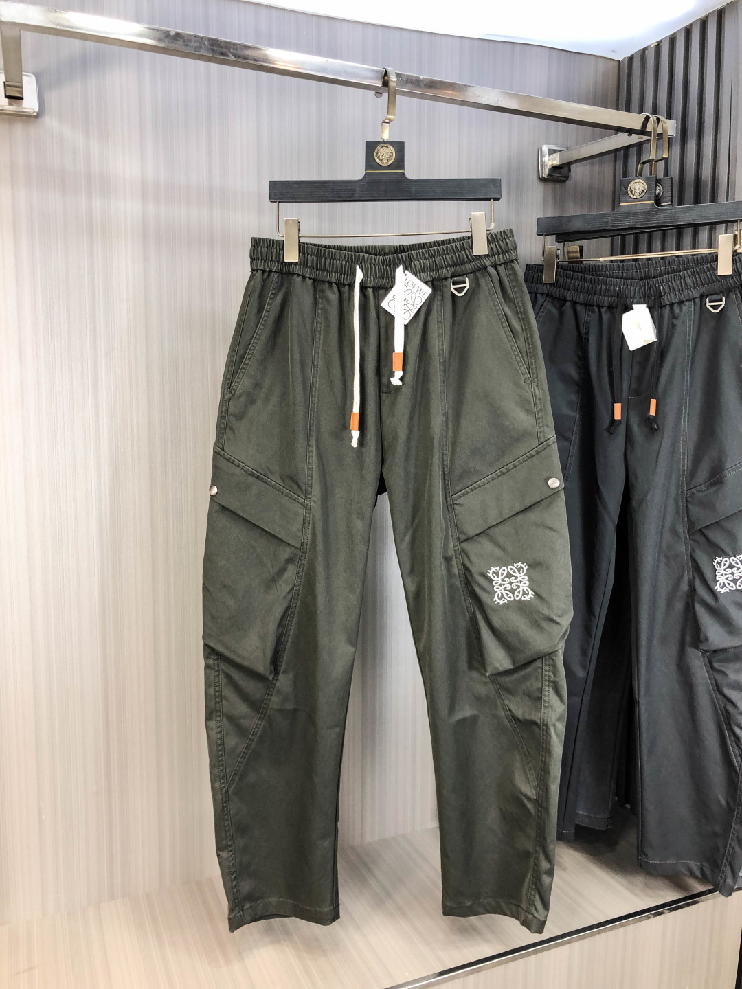 NO:606596,. Loewe. 2025 new autumn and winter casual overalls. Fashionable and casual. Casual version. Micro-elastic fabric. The fabric is comfortable and soft. It breaks the feel of conventional denim fabrics. It is not stuffy and has excellent comfort. It is casual and versatile. It does not deform after long-term washing. The upper body effect is excellent. Generous and elegant tailoring. The design is constantly innovating but always maintains a noble and elegant style and taste. It interprets fashionable charm. Fashionable and casual products. Counter size 29-36,, loewe, alexander wang19860909.罗意威.2025秋冬季新款休闲工装裤 时尚休闲 休闲版型 微弹力面料 面料舒适柔软,突破常规牛仔的面料手感,不闷热,舒适感极佳.随意百搭 久洗不变形 上身效果极佳.大方优雅的剪裁,设计不断创新却始终保持着高贵优雅的风格和品位 演绎时尚魅惑 时尚休闲佳品 专柜码数29-36,,loewe,alexander wang,Men's clothing