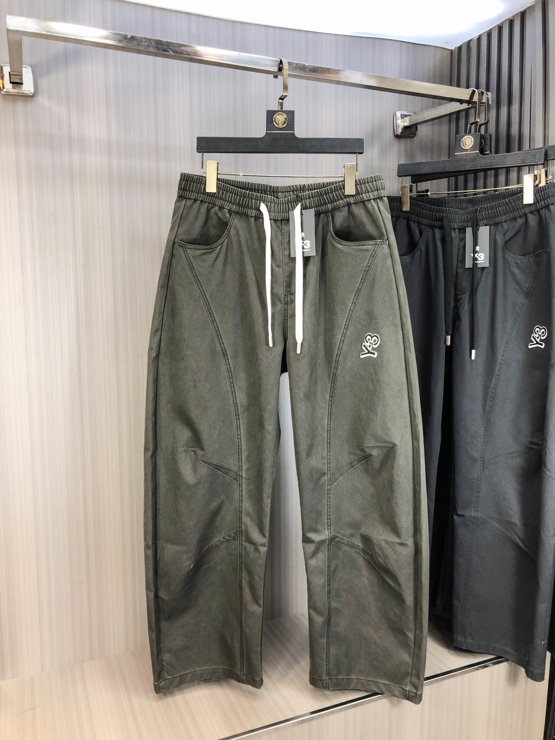 NO:606601,.Y3.2025 new autumn and winter casual overalls, fashionable and casual, casual version, micro-elastic fabric, the fabric is comfortable and soft, breaking through the conventional denim fabric feel, not stuffy, and very comfortable. Casual and versatile, long-term washing will not deform, the upper body effect is excellent. Generous and elegant tailoring, the design is constantly innovating but always maintains a noble and elegant style and taste, interpreting fashion charm, fashionable and casual products, counter size 29-36,, alexander wang19860909.Y3.2025秋冬季新款休闲工装裤 时尚休闲 休闲版型 微弹力面料 面料舒适柔软,突破常规牛仔的面料手感,不闷热,舒适感极佳.随意百搭 久洗不变形 上身效果极佳.大方优雅的剪裁,设计不断创新却始终保持着高贵优雅的风格和品位 演绎时尚魅惑 时尚休闲佳品 专柜码数29-36,,alexander wang,Men's clothing