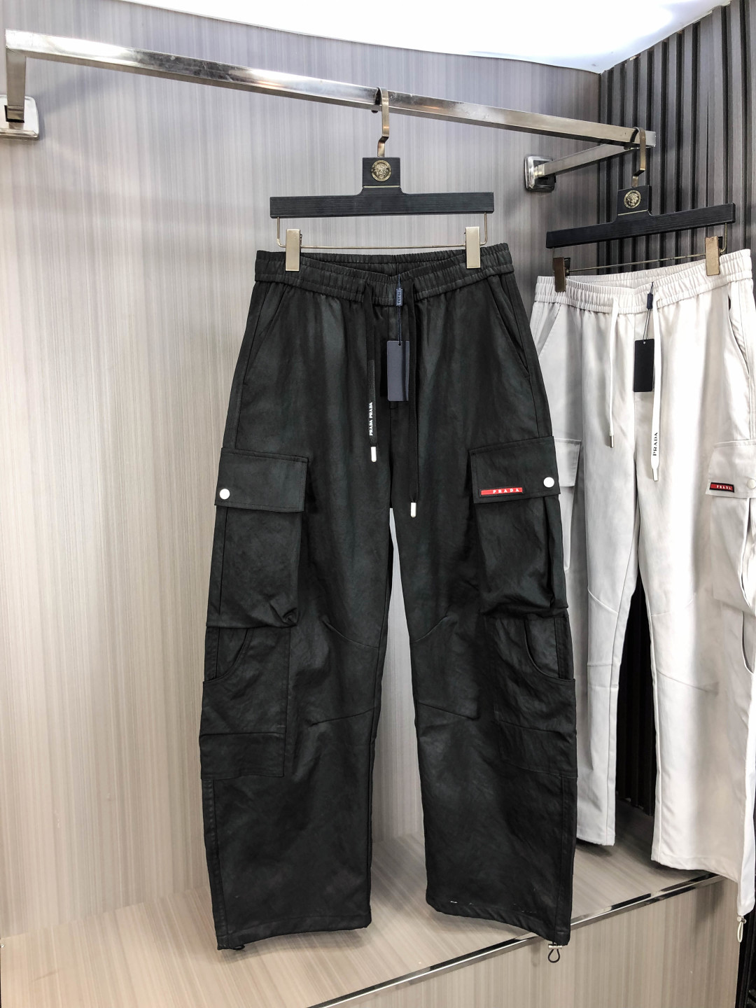 NO:606606,.Prada. 2025 new autumn and winter casual overalls. Fashionable and casual. Casual version. Micro-elastic fabric. The fabric is comfortable and soft. It breaks the feel of conventional denim fabrics. It is not stuffy and has excellent comfort. It is casual and versatile. It does not deform after long-term washing. The upper body effect is excellent. Generous and elegant tailoring. The design is constantly innovating but always maintains a noble and elegant style and taste. It interprets fashionable charm. Fashionable and casual products. Counter size 29-36,, prada, alexander wang19860909.普拉达.2025秋冬季新款休闲工装裤 时尚休闲 休闲版型 微弹力面料 面料舒适柔软,突破常规牛仔的面料手感,不闷热,舒适感极佳.随意百搭 久洗不变形 上身效果极佳.大方优雅的剪裁,设计不断创新却始终保持着高贵优雅的风格和品位 演绎时尚魅惑 时尚休闲佳品 专柜码数29-36,,prada,alexander wang,Men's clothing