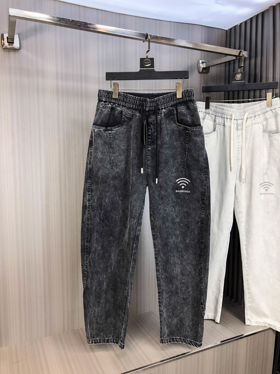 NO:606611,. Balenciaga. 2025 autumn and winter new casual work jeans, fashionable and casual, casual version, micro-elastic fabric. The fabric is comfortable and soft, breaking the fabric feel of conventional denim. It is not stuffy and has excellent comfort. It is casual and versatile. It does not deform after long-term washing. The upper body effect is excellent. Generous and elegant tailoring, the design is constantly innovating but always maintains a noble and elegant style and taste. It interprets fashionable charm. Fashionable and casual products. Counter size 29-36,,balenciaga,jeans,alexander  wang19860909.巴黎世家.2025秋冬季新款休闲工装牛仔裤 时尚休闲 休闲版型 微弹力面料 面料舒适柔软,突破常规牛仔的面料手感,不闷热,舒适感极佳.随意百搭 久洗不变形 上身效果极佳.大方优雅的剪裁,设计不断创新却始终保持着高贵优雅的风格和品位 演绎时尚魅惑 时尚休闲佳品 专柜码数29-36,,balenciaga,jeans,alexander wang,Men's clothing