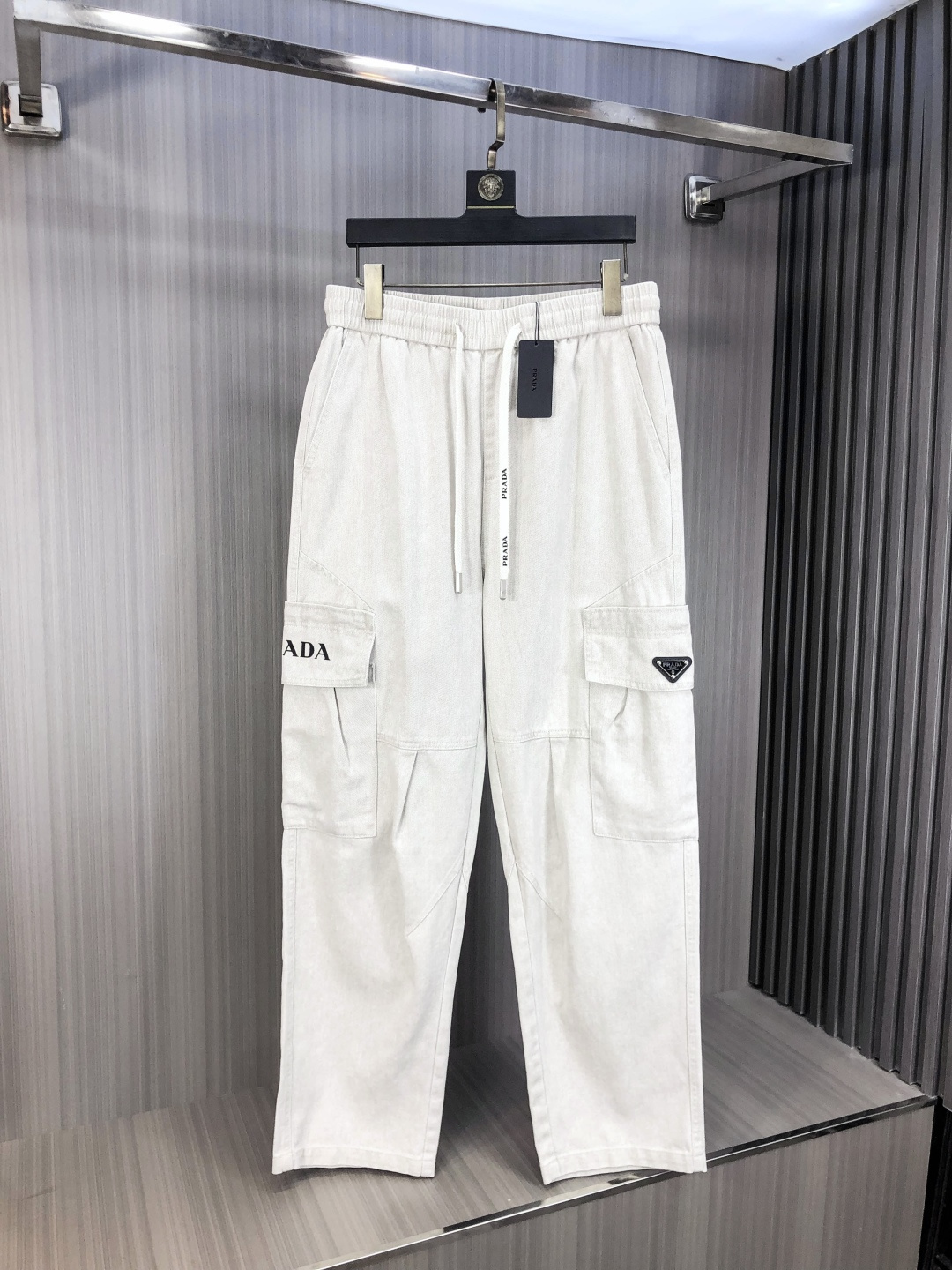 NO:606574,.Prada.2025 new autumn and winter casual work jeans, fashionable and casual, casual version, micro-elastic fabric, the fabric is comfortable and soft, breaking the fabric feel of conventional denim, not stuffy, and very comfortable. Casual and versatile, long-term washing will not deform, and the upper body effect is excellent. Generous and elegant tailoring, the design is constantly innovating but always maintains a noble and elegant style and taste, interpreting fashion charm, fashionable and casual products, counter size 29-36,, prada,jeans,alexander wang19860909.普拉达.2025秋冬季新款休闲工装牛仔裤 时尚休闲 休闲版型 微弹力面料 面料舒适柔软,突破常规牛仔的面料手感,不闷热,舒适感极佳.随意百搭 久洗不变形 上身效果极佳.大方优雅的剪裁,设计不断创新却始终保持着高贵优雅的风格和品位 演绎时尚魅惑 时尚休闲佳品 专柜码数29-36,,prada,jeans,alexander wang,Men's clothing
