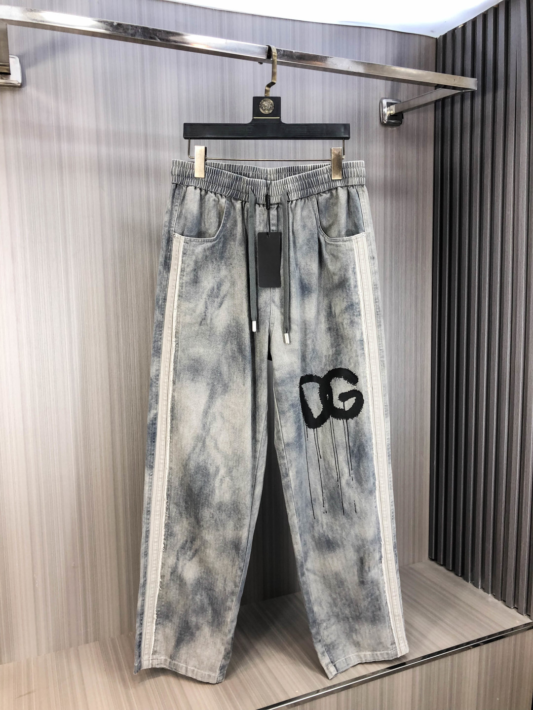 NO:606577,.D&G.2025 new autumn and winter casual work jeans, fashionable and casual, casual version, micro-elastic fabric, the fabric is comfortable and soft, breaking the fabric feel of conventional denim, not stuffy, and very comfortable. Casual and versatile, long-term washing will not deform, and the upper body effect is excellent. Generous and elegant tailoring, the design is constantly innovating but always maintains a noble and elegant style and taste, interpreting fashion charm, fashionable and leisure products  Counter size 29-36,,Dolce&Gabbana,jeans,alexander wang19860909.D&G.2025秋冬季新款休闲工装牛仔裤 时尚休闲 休闲版型 微弹力面料 面料舒适柔软,突破常规牛仔的面料手感,不闷热,舒适感极佳.随意百搭 久洗不变形 上身效果极佳.大方优雅的剪裁,设计不断创新却始终保持着高贵优雅的风格和品位 演绎时尚魅惑 时尚休闲佳品 专柜码数29-36,,Dolce&Gabbana,jeans,alexander wang,Men's clothing