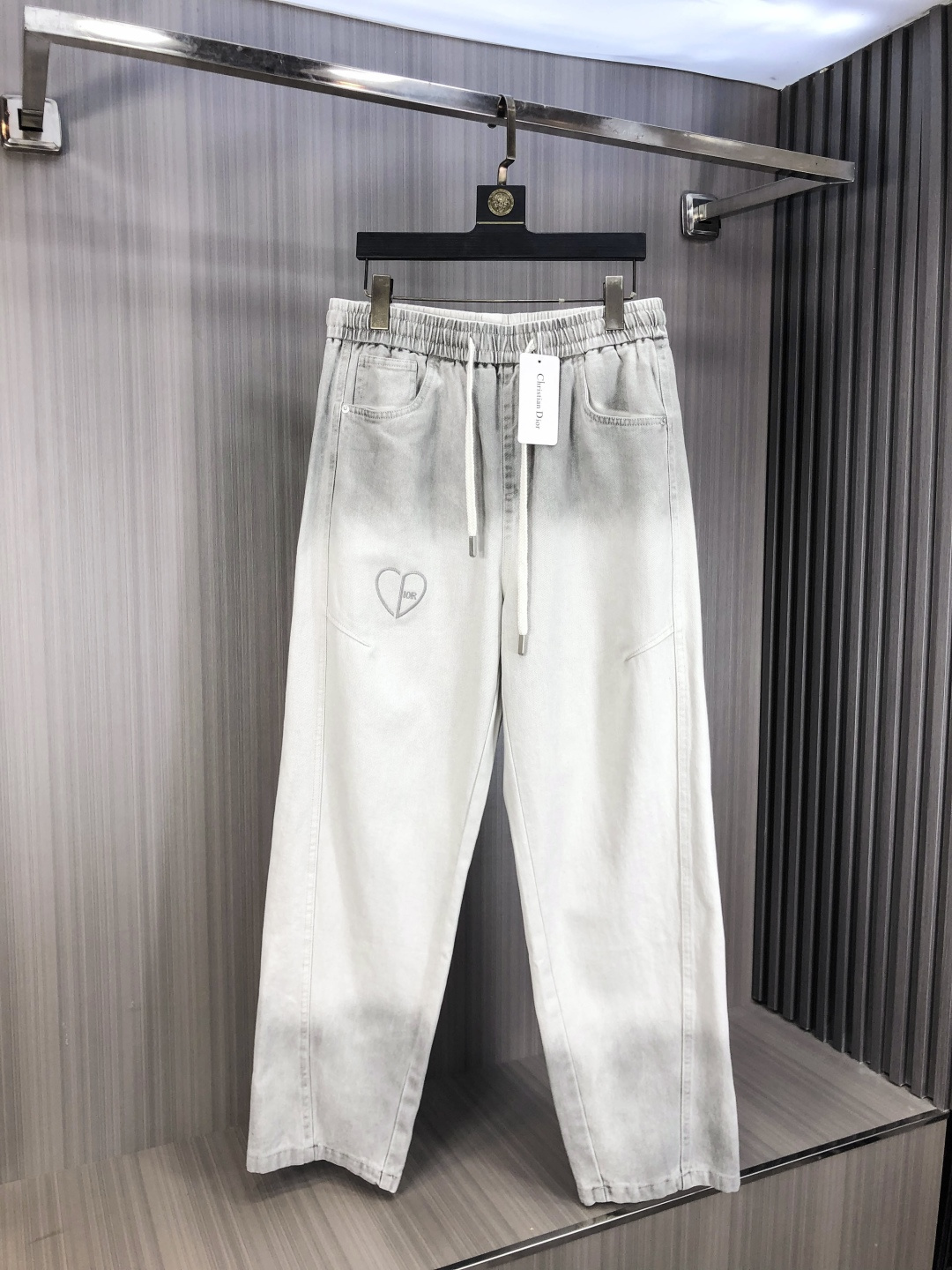 NO:606581,.Dior.2025 new autumn and winter casual work jeans, fashionable and casual, casual version, micro-elastic fabric, the fabric is comfortable and soft, breaking the fabric feel of conventional denim, not stuffy, and very comfortable. Casual and versatile, long-term washing will not deform, and the upper body effect is excellent. Generous and elegant tailoring, the design is constantly innovating but always maintains a noble and elegant style and taste, interpreting fashion charm, fashionable and casual products, counter size 29-36,, dior, jeans, alexander wang19860909.Dior.2025秋冬季新款休闲工装牛仔裤 时尚休闲 休闲版型 微弹力面料 面料舒适柔软,突破常规牛仔的面料手感,不闷热,舒适感极佳.随意百搭 久洗不变形 上身效果极佳.大方优雅的剪裁,设计不断创新却始终保持着高贵优雅的风格和品位 演绎时尚魅惑 时尚休闲佳品 专柜码数29-36,,dior,jeans,alexander wang,Men's clothing