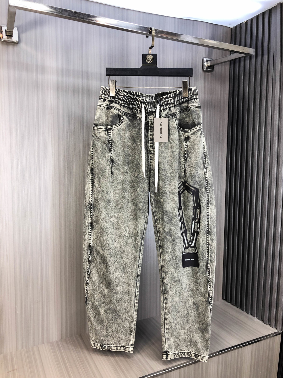 NO:606585,. Balenciaga. 2025 autumn and winter new casual work jeans, fashionable and casual, casual version, micro-elastic fabric. The fabric is comfortable and soft, breaking the fabric feel of conventional denim. It is not stuffy and has excellent comfort. It is casual and versatile. It does not deform after long-term washing. The upper body effect is excellent. Generous and elegant tailoring, the design is constantly innovating but always maintains a noble and elegant style and taste. It interprets fashionable charm. Fashionable and casual products. Counter size 29-36,,balenciaga,jeans,alexander  wang19860909.巴黎世家.2025秋冬季新款休闲工装牛仔裤 时尚休闲 休闲版型 微弹力面料 面料舒适柔软,突破常规牛仔的面料手感,不闷热,舒适感极佳.随意百搭 久洗不变形 上身效果极佳.大方优雅的剪裁,设计不断创新却始终保持着高贵优雅的风格和品位 演绎时尚魅惑 时尚休闲佳品 专柜码数29-36,,balenciaga,jeans,alexander wang,Men's clothing