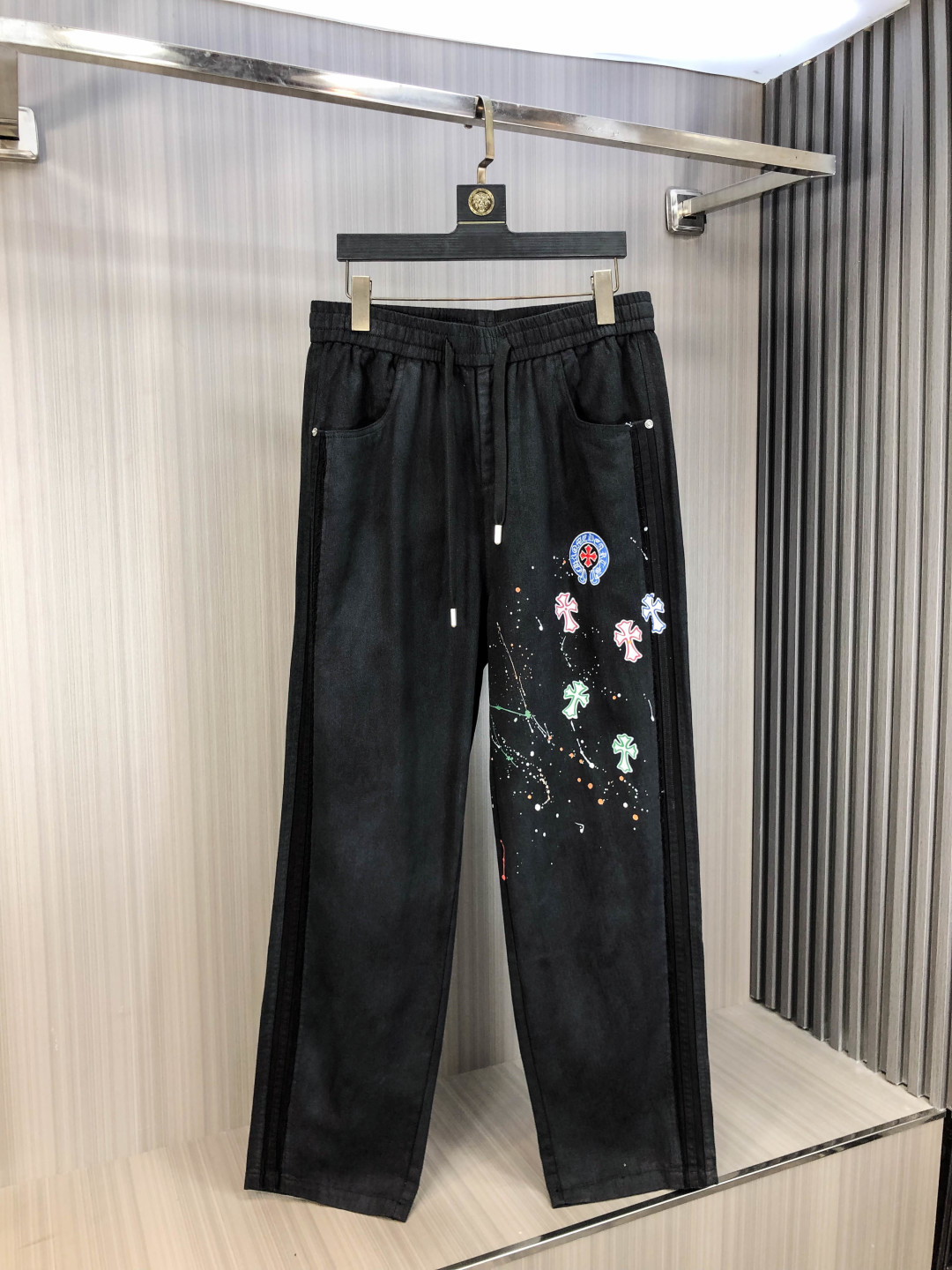 NO:606590,.Croxin. 2025 new autumn and winter casual work jeans, fashionable and casual, casual version, micro-elastic fabric, comfortable and soft fabric, breaking through the conventional denim fabric feel, not stuffy, and extremely comfortable. Casual and versatile, long-term washing will not deform, and the upper body effect is excellent. Generous and elegant tailoring, the design is constantly innovating but always maintains a noble and elegant style and taste, interpreting fashionable charm, fashionable and casual products, counter size 29-36,,chrome hearts,jeans,alexander wang19860909.克罗心.2025秋冬季新款休闲工装牛仔裤 时尚休闲 休闲版型 微弹力面料 面料舒适柔软,突破常规牛仔的面料手感,不闷热,舒适感极佳.随意百搭 久洗不变形 上身效果极佳.大方优雅的剪裁,设计不断创新却始终保持着高贵优雅的风格和品位 演绎时尚魅惑 时尚休闲佳品 专柜码数29-36,,chrome hearts,jeans,alexander wang,Men's clothing