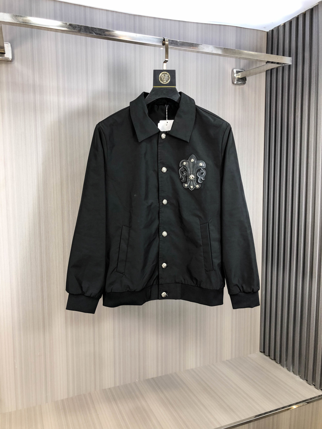 NO:606593,.Croxin. 25 new autumn and winter jackets are on sale for casual daily wear!  The upper body modifies the body shape, perfectly integrating fashion aesthetics and new urban business and leisure concepts. The whole body interprets the Italian minimalist, capable and outdoor functional style to the extreme. It is both solemn and harmonious, creating a unique style item. The overall outline tends to be simple style. 1f's rather individual and yuppie detail processing enriches the overall vision. The wardrobe is perfect for business and leisure and has a high attendance rate!  It's something you can meet but can't ask for!  Size m-3XL m wears 175/130,,chrome hearts,jackets & coats,jackets & coats,alexander wang19860909.克罗心.25秋冬新品发售夹克外套,休闲日常穿搭！上身修饰身形、将时装美学和新都市商务休闲概念完美融合,通体将意式的极简、干练和户外功能性风格极致诠释,亦庄亦谐,塑造出别具一格的造型单品,整体轮廓趋于简约风格,1f颇为个性且雅痞的细节处理,丰富了整体视觉.衣橱商务休闲绝佳的高出勤率！可遇而不可求！码数m-3XL m穿175/130,,chrome hearts,jackets & coats,jackets & coats,alexander wang,Men's clothing