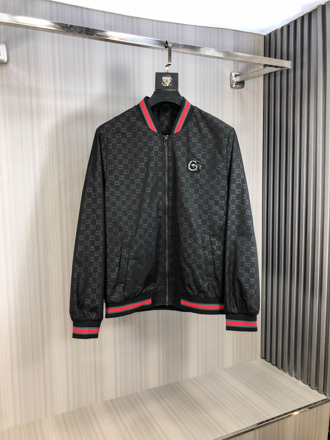 NO:606595,.Gucci.25 new autumn and winter jackets are on sale for casual daily wear!  The upper body modifies the body shape, perfectly integrating fashion aesthetics and new urban business and leisure concepts. The whole body interprets the Italian minimalist, capable and outdoor functional style to the extreme. It is both solemn and harmonious, creating a unique style item. The overall outline tends to be simple style. 1f's rather individual and yuppie detail processing enriches the overall vision. The wardrobe is perfect for business and leisure and has a high attendance rate!  It's something you can meet but can't ask for!  Size m-3XL m wears 175/130,,gucci,jackets & coats,jackets & coats,alexander wang19860909.Gucci.25秋冬新品发售夹克外套,休闲日常穿搭！上身修饰身形、将时装美学和新都市商务休闲概念完美融合,通体将意式的极简、干练和户外功能性风格极致诠释,亦庄亦谐,塑造出别具一格的造型单品,整体轮廓趋于简约风格,1f颇为个性且雅痞的细节处理,丰富了整体视觉.衣橱商务休闲绝佳的高出勤率！可遇而不可求！码数m-3XL m穿175/130,,gucci,jackets & coats,jackets & coats,alexander wang,Men's clothing