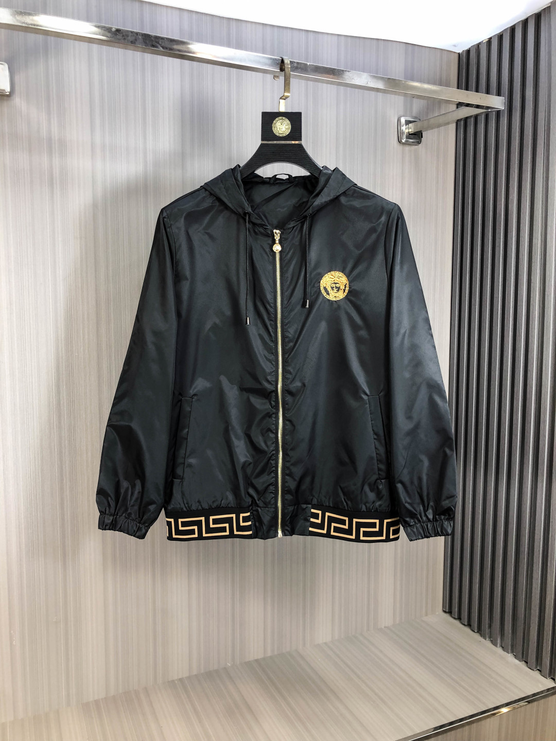 NO:606600,.Versace.25 new autumn and winter jackets are on sale for casual daily wear!  The upper body modifies the body shape, perfectly integrating fashion aesthetics and new urban business and leisure concepts. The whole body interprets the Italian minimalist, capable and outdoor functional style to the extreme. It is both solemn and harmonious, creating a unique style item. The overall outline tends to be simple style. 1f's rather individual and yuppie detail processing enriches the overall vision. The wardrobe is perfect for business and leisure and has a high attendance rate!  It's something you can meet but can't ask for!  Size m-3XL m wears 175/130,,versace,jackets & coats,jackets & coats,alexander wang19860909.范思哲.25秋冬新品发售夹克外套,休闲日常穿搭！上身修饰身形、将时装美学和新都市商务休闲概念完美融合,通体将意式的极简、干练和户外功能性风格极致诠释,亦庄亦谐,塑造出别具一格的造型单品,整体轮廓趋于简约风格,1f颇为个性且雅痞的细节处理,丰富了整体视觉.衣橱商务休闲绝佳的高出勤率！可遇而不可求！码数m-3XL m穿175/130,,versace,jackets & coats,jackets & coats,alexander wang,Men's clothing