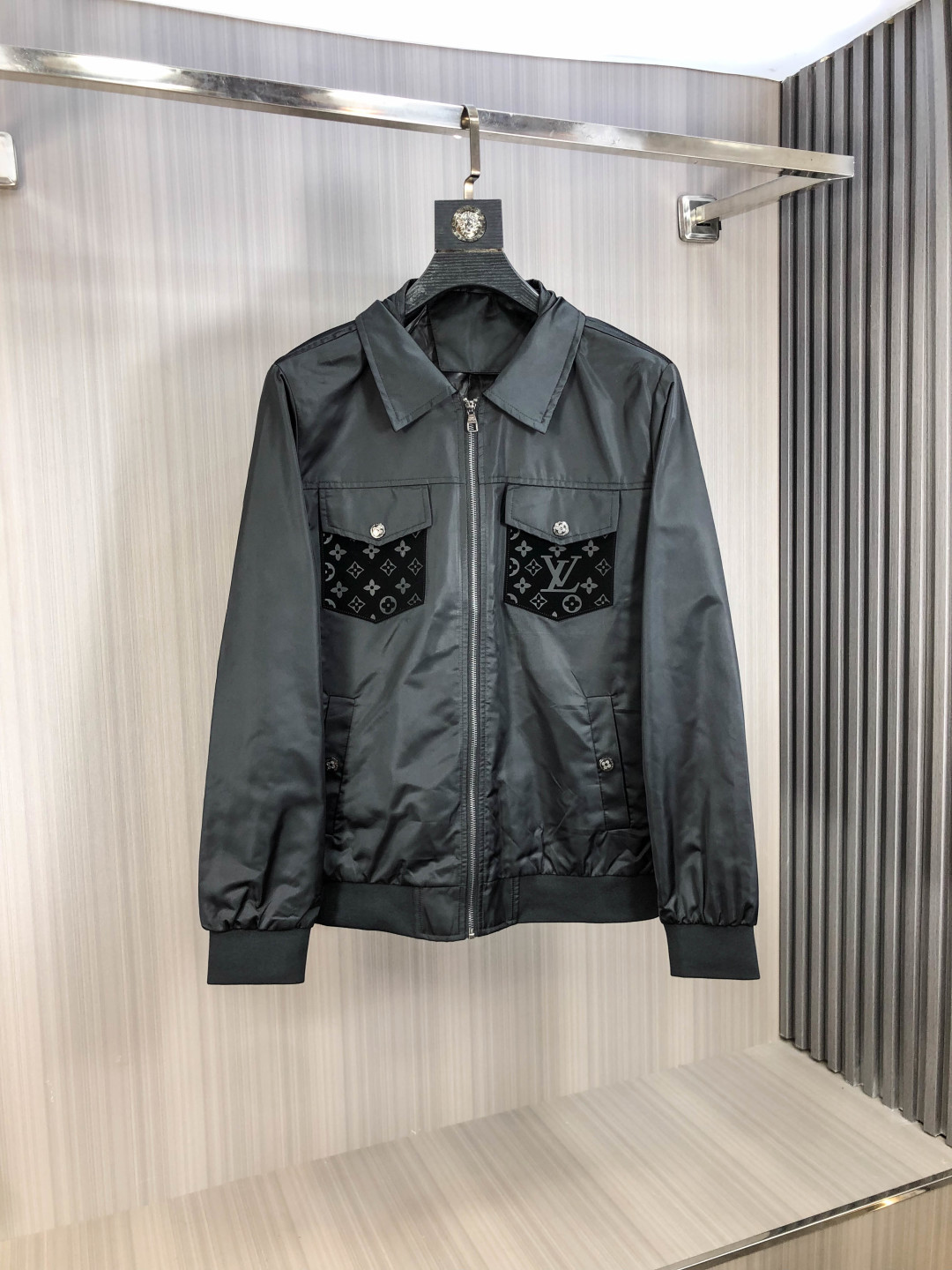 NO:606605,.Lv.25 new autumn and winter jackets are on sale for casual daily wear!  The upper body modifies the body shape, perfectly integrating fashion aesthetics and new urban business and leisure concepts. The whole body interprets the Italian minimalist, capable and outdoor functional style to the extreme. It is both solemn and harmonious, creating a unique style item. The overall outline tends to be simple style. 1f's rather individual and yuppie detail processing enriches the overall vision. The wardrobe is perfect for business and leisure and has a high attendance rate!  It's something you can meet but can't ask for!  Size m-3XL m wears 175/130,,louis vuitton,jackets & coats,jackets & coats,alexander wang19860909.Lv.25秋冬新品发售夹克外套,休闲日常穿搭！上身修饰身形、将时装美学和新都市商务休闲概念完美融合,通体将意式的极简、干练和户外功能性风格极致诠释,亦庄亦谐,塑造出别具一格的造型单品,整体轮廓趋于简约风格,1f颇为个性且雅痞的细节处理,丰富了整体视觉.衣橱商务休闲绝佳的高出勤率！可遇而不可求！码数m-3XL m穿175/130,,louis vuitton,jackets & coats,jackets & coats,alexander wang,Men's clothing