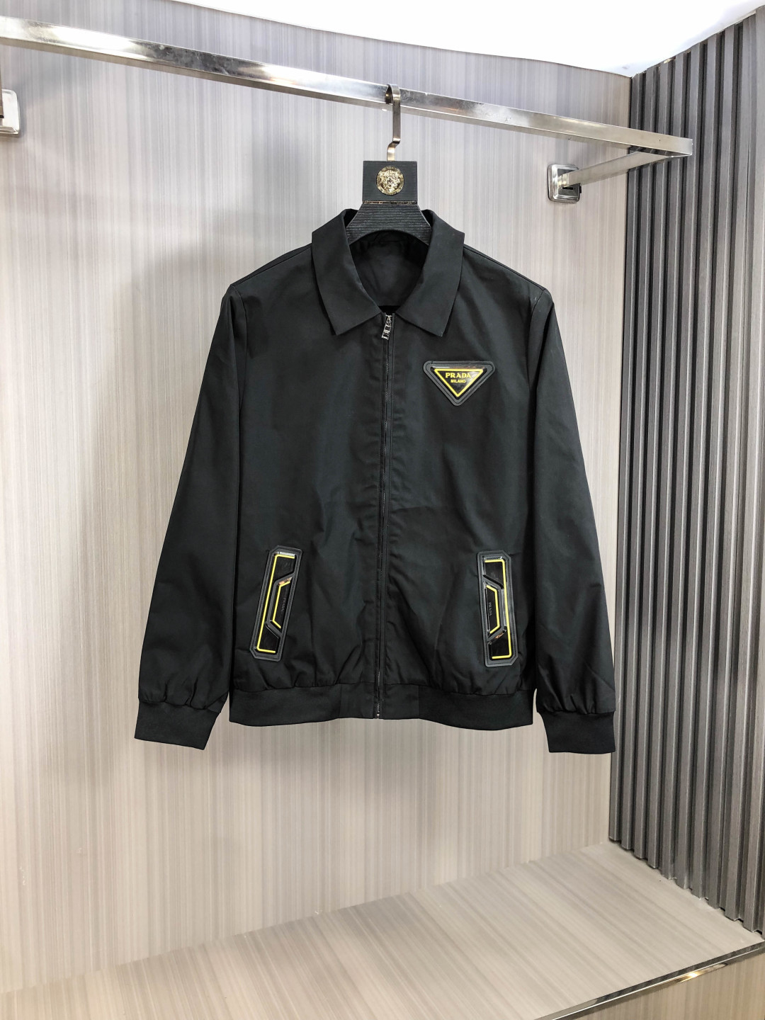 NO:606610,.Prada.25 new autumn and winter jackets are on sale for casual daily wear!  The upper body modifies the body shape, perfectly integrating fashion aesthetics and new urban business and leisure concepts. The whole body interprets the Italian minimalist, capable and outdoor functional style to the extreme. It is both solemn and harmonious, creating a unique style item. The overall outline tends to be simple style. 1f's rather individual and yuppie detail processing enriches the overall vision. The wardrobe is perfect for business and leisure and has a high attendance rate!  It's something you can meet but can't ask for!  Size m-3XL m wears 175/130,,prada,jackets & coats,jackets & coats,alexander wang19860909.普拉达.25秋冬新品发售夹克外套,休闲日常穿搭！上身修饰身形、将时装美学和新都市商务休闲概念完美融合,通体将意式的极简、干练和户外功能性风格极致诠释,亦庄亦谐,塑造出别具一格的造型单品,整体轮廓趋于简约风格,1f颇为个性且雅痞的细节处理,丰富了整体视觉.衣橱商务休闲绝佳的高出勤率！可遇而不可求！码数m-3XL m穿175/130,,prada,jackets & coats,jackets & coats,alexander wang,Men's clothing