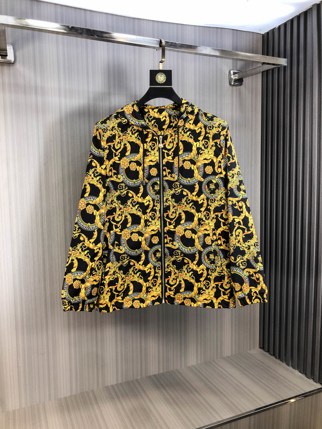 NO:606615,.Versace.25 new autumn and winter jackets are on sale for casual daily wear!  The upper body modifies the body shape, perfectly integrating fashion aesthetics and new urban business and leisure concepts. The whole body interprets the Italian minimalist, capable and outdoor functional style to the extreme. It is both solemn and harmonious, creating a unique style item. The overall outline tends to be simple style. 1f's rather individual and yuppie detail processing enriches the overall vision. The wardrobe is perfect for business and leisure and has a high attendance rate!  It's something you can meet but can't ask for!  Size m-3XL m wears 175/130,,versace,jackets & coats,jackets & coats,alexander wang19860909.范思哲.25秋冬新品发售夹克外套,休闲日常穿搭！上身修饰身形、将时装美学和新都市商务休闲概念完美融合,通体将意式的极简、干练和户外功能性风格极致诠释,亦庄亦谐,塑造出别具一格的造型单品,整体轮廓趋于简约风格,1f颇为个性且雅痞的细节处理,丰富了整体视觉.衣橱商务休闲绝佳的高出勤率！可遇而不可求！码数m-3XL m穿175/130,,versace,jackets & coats,jackets & coats,alexander wang,Men's clothing