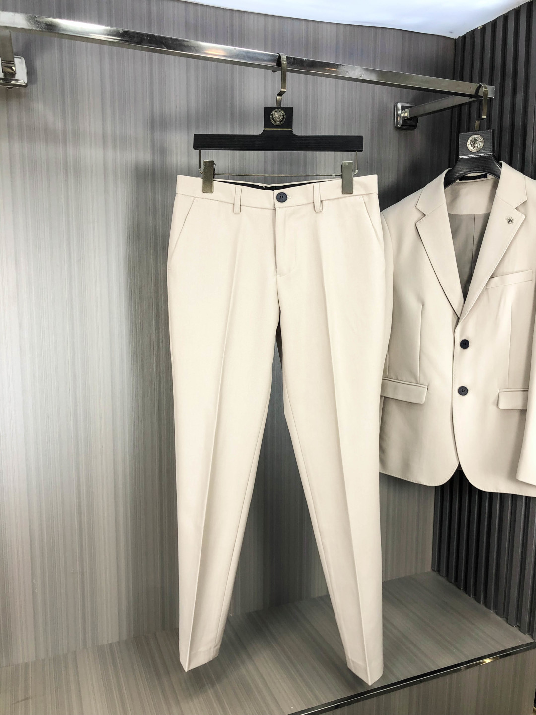 NO:606638,.Dior.'s new autumn and winter blended fabric men's suit looks fresher and softer, suitable for daily leisure or business casual occasions; the dark gray style is more calm and formal, suitable for more serious business scenes. The slim fit design can fit the wearer's body shape well, showing a capable and neat image, highlighting the men's figure lines and avoiding the bloated feeling of traditional suits. Fabric details  The fabric composition is a blend of 63 polyester fiber, 28.4 rayon, 5.6 acetic acid and a small amount of wool. The polyester fiber makes the jacket stiff, wrinkle-resistant and easy to care for; the rayon increases softness and moisture absorption; the acetate fiber improves gloss and drape; and wool gives the jacket warmth and texture. The surface of the fabric shows a fine striped texture, which increases the visual layering, making the jacket look more refined, and also has a certain retro style.  Classic flat lapel design, this lapel style is more versatile and suitable for a variety of occasions, from daily commuting to more formal business activities. There are no obvious decorative buttons at the cuffs, and the design is simple and elegant, in line with the overall simple style. Elbow patches The elbows of both jackets are equipped with oval patches. The material looks like suede, and the color matches the color of the main body of the jacket. This design is not only decorative, but also enhances the wear resistance of the elbow.  The buttons are of the same color as the clothes. The buttons have a smooth surface and four-eye design, which is consistent with the overall style, low-key yet refined. It has a slanted chest pocket design, which bears the brand's signature. It not only increases practicality and is convenient for placing small items, but also highlights the brand features. In addition, there is a patch pocket underneath for daily use. The color of the lining is coordinated with the color of the main body of the jacket, and the lining material is smooth, making it more comfortable to wear and also increasing the stiffness of the jacket.  .Coat 48-58. Pants 28-36. L jacket wears 175/130 pounds.,,dior,jackets & coats,business suit,chamois leather,alexander wang19860909.Dior.秋冬新款混纺面料男士西装套装 显得更加清新、柔和,适合日常休闲或商务休闲场合；深灰色款则更显沉稳、正式,适用于较为严肃的商务场景 . 采用修身版型设计,能够很好地贴合穿着者的身形,展现出干练、利落的形象,凸显男士的身材线条,避免传统西装的臃肿感. 面料细节 面料成分为63聚酯纤维、28.4人棉、5.6醋酸以及少量羊毛等混纺 .聚酯纤维使外套挺括抗皱,易于打理；人棉增加柔软度和吸湿性；醋酸纤维提升光泽感和垂坠感；羊毛则赋予外套保暖性和质感. 面料表面呈现出细密的条纹纹理,增加了视觉层次感,让外套看起来更加精致,同时也带有一定的复古风格. 经典的平驳头设计,这种驳头款式较为百搭,适合多种场合,从日常通勤到较为正式的商务活动都能轻松驾驭. 袖口处没有明显的装饰扣,设计简洁大方,符合整体的简约风格. 肘部补丁两件外套的肘部位置都配有椭圆形的补丁,材质看起来像是麂皮,颜色与外套主体颜色搭配和谐.这一设计不仅具有装饰性,还能增强肘部位置的耐磨性. 纽扣采用与衣服颜色同色的纽扣,纽扣表面光滑,四眼设计,与整体风格统一,低调又不失精致感. 设有胸前斜插口袋设计,带有品牌标志性的.既增加了实用性,方便放置小物件,又彰显了品牌特色 ；此外还设有下方的贴袋,方便日常使用. 内衬颜色与外套主体颜色相协调,内衬材质光滑,穿着时更加舒适,同时也增加了外套的挺括度 .外套48-58.裤子28-36.L外套穿175/130斤.,,dior,jackets & coats,business suit,chamois leather,alexander wang,Men's clothing