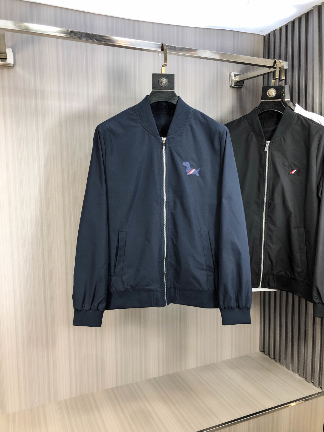 NO:609147,.TB.25 new autumn and winter jackets are on sale for casual daily wear!  The upper body modifies the body shape, perfectly integrating fashion aesthetics and new urban business and leisure concepts. The whole body interprets the Italian minimalist, capable and outdoor functional style to the extreme. It is both solemn and harmonious, creating a unique style item. The overall outline tends to be simple style. 1f's rather individual and yuppie detail processing enriches the overall vision. The wardrobe is perfect for business and leisure and has a high attendance rate!  It's something you can meet but can't ask for!  Size m-3XL m wears 175/130,,jackets & coats,jackets & coats,alexander wang19860909.TB.25秋冬新品发售夹克外套,休闲日常穿搭！上身修饰身形、将时装美学和新都市商务休闲概念完美融合,通体将意式的极简、干练和户外功能性风格极致诠释,亦庄亦谐,塑造出别具一格的造型单品,整体轮廓趋于简约风格,1f颇为个性且雅痞的细节处理,丰富了整体视觉.衣橱商务休闲绝佳的高出勤率！可遇而不可求！码数m-3XL m穿175/130,,jackets & coats,jackets & coats,alexander wang,Men's clothing