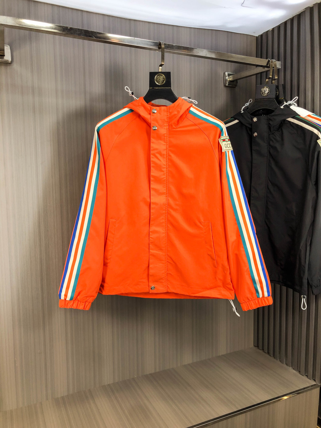 NO:609152,.Gucci.25 new autumn and winter jackets are on sale for casual daily wear!  The upper body modifies the body shape, perfectly integrating fashion aesthetics and new urban business and leisure concepts. The whole body interprets the Italian minimalist, capable and outdoor functional style to the extreme. It is both solemn and harmonious, creating a unique style item. The overall outline tends to be simple style. 1f's rather individual and yuppie detail processing enriches the overall vision. The wardrobe is perfect for business and leisure and has a high attendance rate!  It's something you can meet but can't ask for!  Size m-3XL m wears 175/130,,gucci,jackets & coats,jackets & coats,alexander wang19860909.Gucci.25秋冬新品发售夹克外套,休闲日常穿搭！上身修饰身形、将时装美学和新都市商务休闲概念完美融合,通体将意式的极简、干练和户外功能性风格极致诠释,亦庄亦谐,塑造出别具一格的造型单品,整体轮廓趋于简约风格,1f颇为个性且雅痞的细节处理,丰富了整体视觉.衣橱商务休闲绝佳的高出勤率！可遇而不可求！码数m-3XL m穿175/130,,gucci,jackets & coats,jackets & coats,alexander wang,Men's clothing