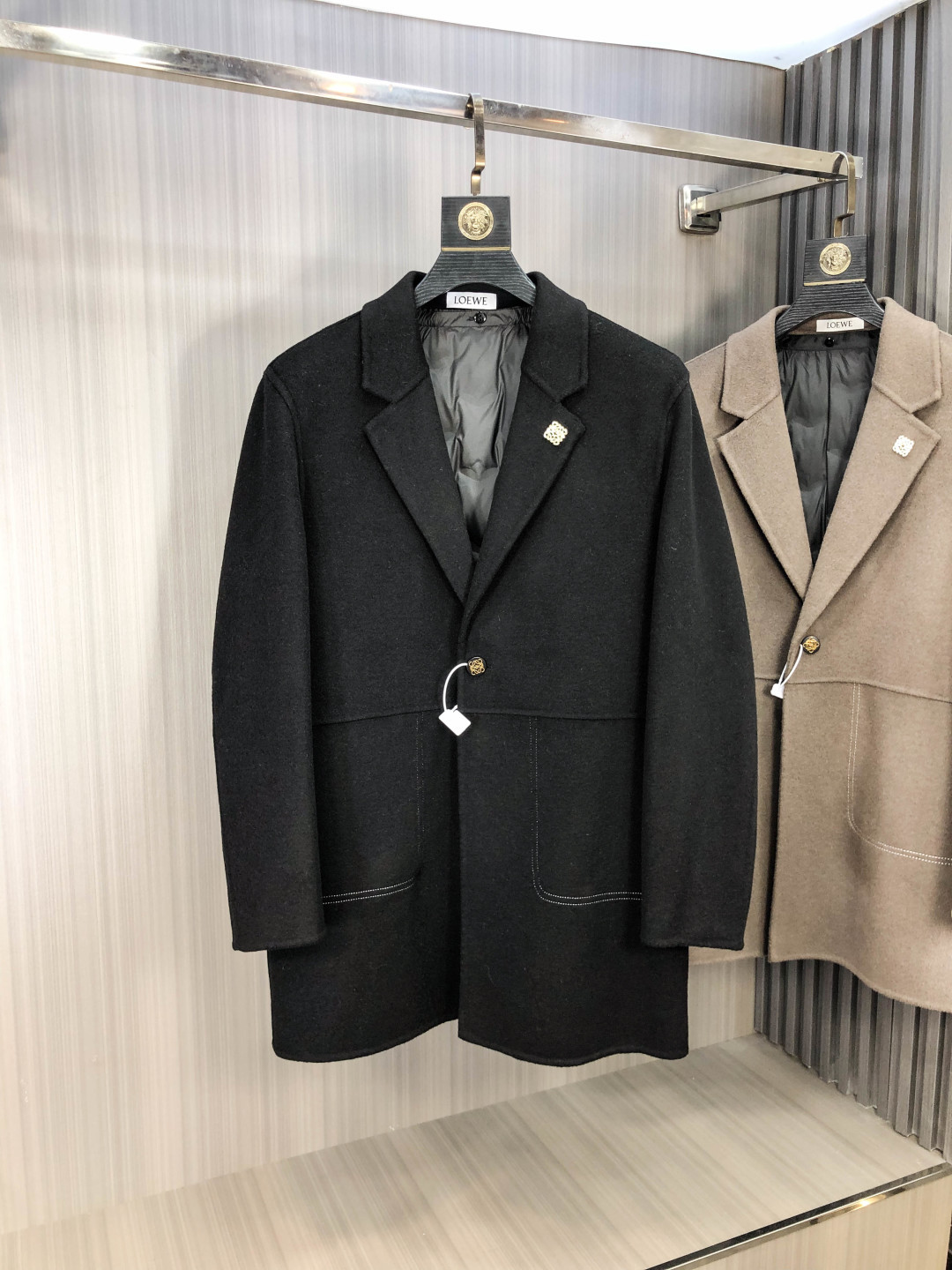 NO:609110,.Loewe. Liner contains 90% goose down disassembly. Exclusively for the new original men's wool coat, long double-breasted plush coat. Special channel supply. High-end goods official website counter synchronization. Simple and classic popular style. Simple, neat and refreshing business, quality workmanship details can withstand any form of inspection. It is definitely produced by a major factory. It presents a brand new look, giving you a unique upper body experience!  All have gone through a strict selection process, original custom-made buttons, simple, elegant and versatile styles. The upper body is elegant and handsome, giving you a brand new sense of sight!  The appearance is incomparable, the details are in place, the upper body is not picky, and it is a must-have. M-xxxL.m wears 175/130 pounds,, loewe, jackets & coats, alexander wang19860909.罗意威.内胆含90鹅绒拆卸.独家专供新款原单男士羊毛大衣长款双排扣毛绒外套渠道特供 高端货官网柜台同步 简约经典大爆款.简洁利落又清爽商务,品质做工细节经得起任何形式检验,绝对大厂代工出品 呈现一种焕然一新,赋予你与众不同的上身体验！均经过严格的挑选工序,原版定制纽扣,简约大方百搭款 上身优雅帅气,焕然一新的即视感！品相无敌,细节都很到位,上身不挑人,必入的自留款. M-xxxL.m穿175/130斤,,loewe,jackets & coats,alexander wang,Men's clothing