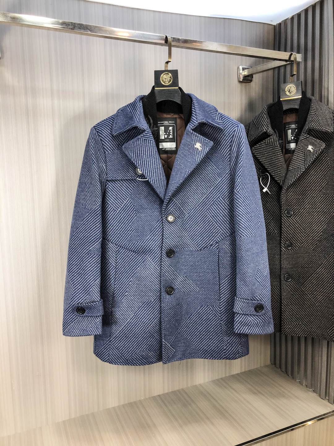 NO:609115,.Burberry. Exclusively for the new original men's wool coat, long double-breasted plush coat. Special channel supply. High-end products are synchronized with the official website counter. Simple and classic popular style. Simple, neat and refreshing business, the quality workmanship details can withstand any form of inspection. It is definitely produced by a major factory. It presents a brand new look and gives you a unique upper body experience!  All have gone through a strict selection process, original custom-made buttons, simple, elegant and versatile styles. The upper body is elegant and handsome, giving you a brand new sense of sight!  The appearance is incomparable, the details are in place, the upper body is not picky, and it is a must-have. M-xxxL.m wears 175/130 pounds,, burberry, jackets & coats, alexander wang19860909.巴宝莉. 独家专供新款原单男士羊毛大衣长款双排扣毛绒外套渠道特供 高端货官网柜台同步 简约经典大爆款.简洁利落又清爽商务,品质做工细节经得起任何形式检验,绝对大厂代工出品 呈现一种焕然一新,赋予你与众不同的上身体验！均经过严格的挑选工序,原版定制纽扣,简约大方百搭款 上身优雅帅气,焕然一新的即视感！品相无敌,细节都很到位,上身不挑人,必入的自留款. M-xxxL.m穿175/130斤,,burberry,jackets & coats,alexander wang,Men's clothing