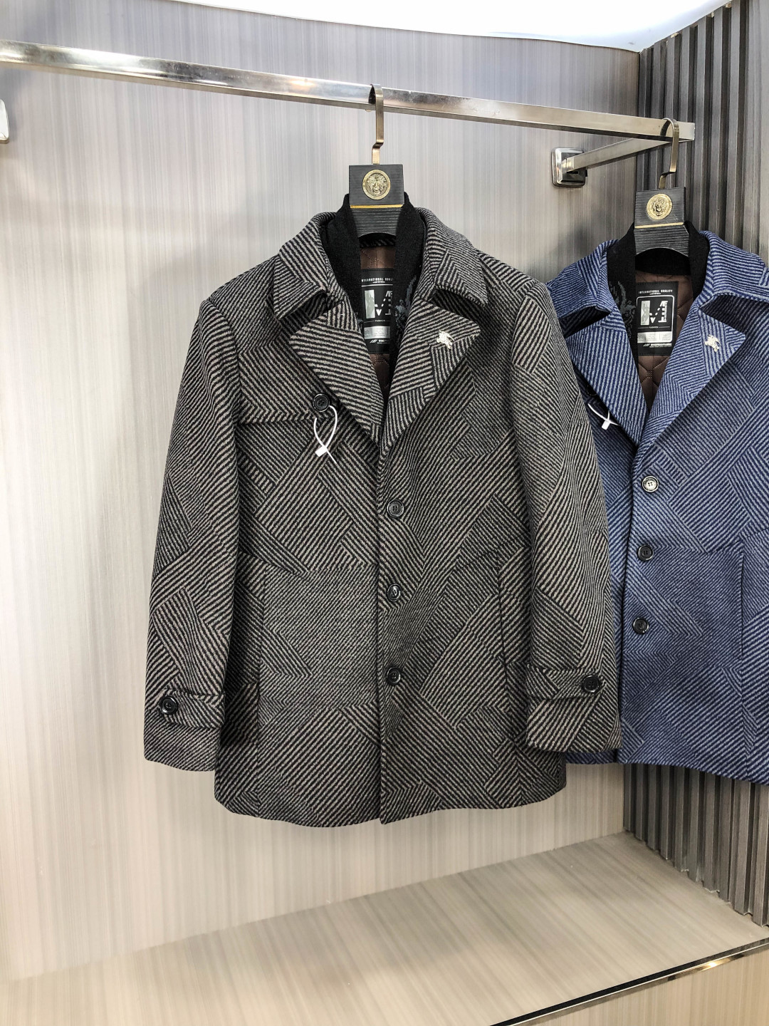 NO:609120,.Burberry. Exclusively for the new original men's wool coat, long double-breasted plush coat. Special channel supply. High-end products are synchronized with the official website counter. Simple and classic popular style. Simple, neat and refreshing business, the quality workmanship details can withstand any form of inspection. It is definitely produced by a major factory. It presents a brand new look and gives you a unique upper body experience!  All have gone through a strict selection process, original custom-made buttons, simple, elegant and versatile styles. The upper body is elegant and handsome, giving you a brand new sense of sight!  The appearance is incomparable, the details are in place, the upper body is not picky, and it is a must-have. M-xxxL.m wears 175/130 pounds,, burberry, jackets & coats, alexander wang19860909.巴宝莉.独家专供新款原单男士羊毛大衣长款双排扣毛绒外套渠道特供 高端货官网柜台同步 简约经典大爆款.简洁利落又清爽商务,品质做工细节经得起任何形式检验,绝对大厂代工出品 呈现一种焕然一新,赋予你与众不同的上身体验！均经过严格的挑选工序,原版定制纽扣,简约大方百搭款 上身优雅帅气,焕然一新的即视感！品相无敌,细节都很到位,上身不挑人,必入的自留款. M-xxxL.m穿175/130斤,,burberry,jackets & coats,alexander wang,Men's clothing