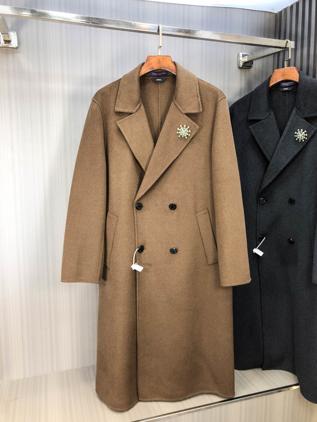 NO:609131,.LV. Exclusively supplies new original single men's wool coats, long double-breasted plush coats. Special channel supply. High-end products are synchronized with the official website counter. Simple and classic popular styles. Simple, neat and refreshing business. The quality workmanship details can withstand any form of inspection. They are definitely produced by major manufacturers. They present a brand new look and give you a unique upper body experience!  All have gone through a strict selection process, original custom-made buttons, simple, elegant and versatile styles. The upper body is elegant and handsome, giving you a brand new sense of sight!  The appearance is incomparable, the details are in place, the upper body is not picky, and it is a must-have for yourself. M-xxxL.m wears 175/130 pounds, Louis Vuitton, jackets & coats, alexander wang19860909.LV.独家专供新款原单男士羊毛大衣长款双排扣毛绒外套渠道特供 高端货官网柜台同步 简约经典大爆款.简洁利落又清爽商务,品质做工细节经得起任何形式检验,绝对大厂代工出品 呈现一种焕然一新,赋予你与众不同的上身体验！均经过严格的挑选工序,原版定制纽扣,简约大方百搭款 上身优雅帅气,焕然一新的即视感！品相无敌,细节都很到位,上身不挑人,必入的自留款. M-xxxL.m穿175/130斤,,louis vuitton,jackets & coats,alexander wang,Men's clothing