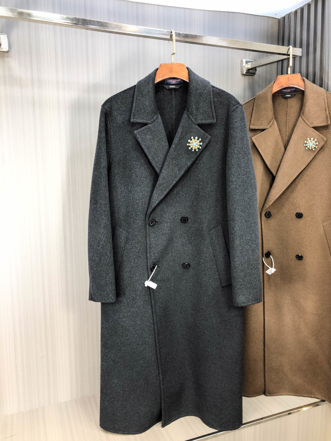 NO:609135,.Lv. Exclusively for the new original men's wool coat, long double-breasted plush coat. Special channel supply. High-end products are synchronized with the official website counter. Simple and classic popular style. Simple, neat and refreshing business, the quality workmanship details can withstand any form of inspection, absolutely produced by a major factory, presenting a brand new look, giving you a unique upper body experience!  All have gone through a strict selection process, original custom-made buttons, simple, elegant and versatile styles. The upper body is elegant and handsome, giving you a brand new sense of sight!  The appearance is incomparable, the details are in place, the upper body is not picky, and it is a must-have for yourself. M-xxxL.m wears 175/130 pounds, Louis Vuitton, jackets & coats, alexander wang19860909.Lv .独家专供新款原单男士羊毛大衣长款双排扣毛绒外套渠道特供 高端货官网柜台同步 简约经典大爆款.简洁利落又清爽商务,品质做工细节经得起任何形式检验,绝对大厂代工出品 呈现一种焕然一新,赋予你与众不同的上身体验！均经过严格的挑选工序,原版定制纽扣,简约大方百搭款 上身优雅帅气,焕然一新的即视感！品相无敌,细节都很到位,上身不挑人,必入的自留款. M-xxxL.m穿175/130斤,,louis vuitton,jackets & coats,alexander wang,Men's clothing