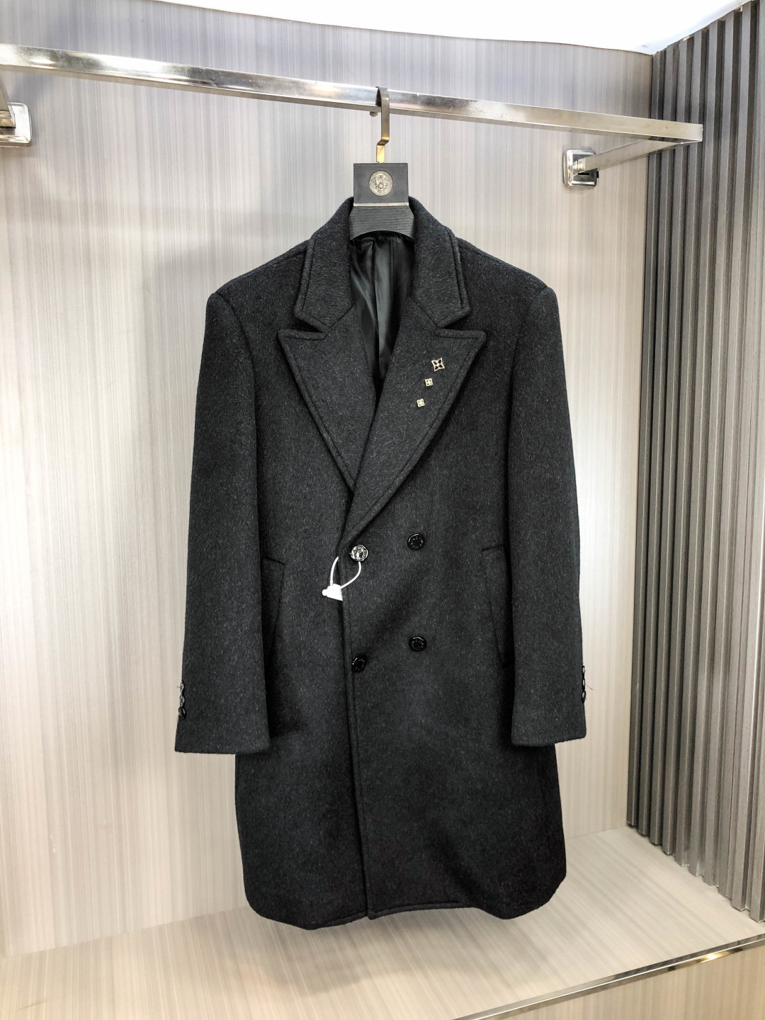 NO:609141,.Lv. Liner contains 90% goose down. Exclusively for the new original men's wool coat, long double-breasted plush coat. Special channel supply. High-end goods official website counter synchronization. Simple and classic popular style. Simple, neat and refreshing business. The quality workmanship details can withstand any form of inspection. It is definitely produced by a major factory. It presents a brand new look and gives you a unique upper body experience!  All have gone through a strict selection process, original custom-made buttons, simple, elegant and versatile styles. The upper body is elegant and handsome, giving you a brand new sense of sight!  The appearance is incomparable, the details are in place, the upper body is not picky, and it is a must-have for yourself. M-xxxL.m wears 175/130 pounds, Louis Vuitton, jackets & coats, alexander wang19860909.Lv.内胆含90鹅绒.独家专供新款原单男士羊毛大衣长款双排扣毛绒外套渠道特供 高端货官网柜台同步 简约经典大爆款.简洁利落又清爽商务,品质做工细节经得起任何形式检验,绝对大厂代工出品 呈现一种焕然一新,赋予你与众不同的上身体验！均经过严格的挑选工序,原版定制纽扣,简约大方百搭款 上身优雅帅气,焕然一新的即视感！品相无敌,细节都很到位,上身不挑人,必入的自留款. M-xxxL.m穿175/130斤,,louis vuitton,jackets & coats,alexander wang,Men's clothing