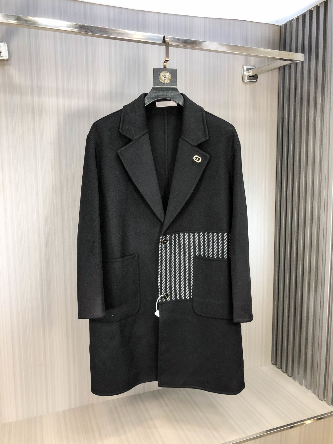 NO:609144,.Dior. Exclusively offers new original men's wool coats, long double-breasted plush coats. Special channel supply. High-end products are synchronized with the official website counter. Simple and classic popular styles. Simple, neat and refreshing business. The quality workmanship details can withstand any form of inspection. They are definitely produced by major manufacturers. They present a brand new look and give you a unique upper body experience!  All have gone through a strict selection process, original custom-made buttons, simple, elegant and versatile styles. The upper body is elegant and handsome, giving you a brand new sense of sight!  The appearance is incomparable, the details are in place, the upper body is not picky, and it is a must-have. M-xxxL.m wears 175/130 pounds, dior, jackets & coats, alexander wang19860909.Dior.独家专供新款原单男士羊毛大衣长款双排扣毛绒外套渠道特供 高端货官网柜台同步 简约经典大爆款.简洁利落又清爽商务,品质做工细节经得起任何形式检验,绝对大厂代工出品 呈现一种焕然一新,赋予你与众不同的上身体验！均经过严格的挑选工序,原版定制纽扣,简约大方百搭款 上身优雅帅气,焕然一新的即视感！品相无敌,细节都很到位,上身不挑人,必入的自留款. M-xxxL.m穿175/130斤,,dior,jackets & coats,alexander wang,Men's clothing