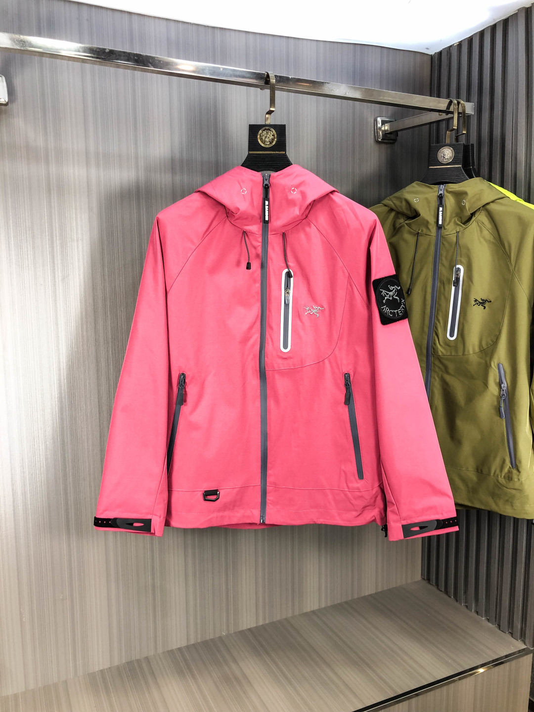 NO:609149,Wearing 210 pounds. ARC'TERYX Arc'teryx Beta GTX LT waterproof hard-shell jacket, hooded jacket. The final effect of the three-layer fabric is crisp and thin, with excellent waterproof performance. Multi-piece symmetrical three-dimensional splicing and tailoring. On the final wearing feeling brought by ergonomics and professional outdoor design. To open up one position of TNF's competing products; Arc'teryx's full-body embroidery. A comparison picture is attached at the zipper position.  There is absolutely no external wiring and wire pressing on the side of the zipper. Three processes of manual gluing produce the same effect as zp. The process of one position takes more than ten minutes. Many people will mention the top version of the inner gluing and zipper patch. The effect of the picture is the most intuitive, so I took a lot of details; functional jackets and pants will be designed with zipper openings in the armpits and trouser legs, just like the leg zipper of 21777, so that you can more conveniently and quickly dissipate heat and remove moisture.  Because the overall anti-fouling and waterproof performance cannot be both functional and sweat-absorbent like pure cotton. Otherwise, why the zipper is designed on the official website? You can immediately figure out the function ~ The back side of the chest embroidery position is taped to be overall waterproof. The smoothness and consistency are things that many versions will not deliberately shoot. This position of zp is very beautiful, and the level of sophistication is very high. In addition, the fully taped details of the cuffs can be distinguished by the naked eye. I won’t write much about it.  The fineness of the wiring can be directly seen in the picture. The large hat girth is adjustable. The position of the adjusting buckle is consistent with the skin clothing on the back of the hat and the inside of the collar. Air-eye Arc'teryx Logo embroidery. There is a brim and the soft silk inside the brim can adjust the angle. Below the fixed position is a piece of hat elastic band, which is integrated. The girth of the hat is very large and can achieve a full wind-blocking effect; the hem size is also adjustable. The main label of the collar and the top patch of the collar are all made of nylon-like skin-friendly material patches.  The outer side of the cuff Velcro is made of suede, and the inner side is high-density bristle to ensure better durability and adhesion. The base of the Velcro is fixed with three layers of pressure lines, and the pressure lines are of equal width. The increased cost of each detail also provides a better and more comfortable wearing experience. The original zipper kit. The washing label position is inside the pocket according to the original version. The folding position is fixed and sewn. It has no impact or discomfort on daily pocket storage activities. I have seen bad details of direct single stitching at the inner corners.  These parts of the appearance that are not easily observed often bring the greatest sense of happiness to the wearer; Sizem-5xL.m wears 175/130,arc'teryx,jackets & coats,chamois leather,hats,alexander wang19860909.穿210斤.ARC‘TERYX 始祖鸟Beta GTX LT 防水硬壳冲锋衣 连帽夹克 三层面料最后的效果挺括轻薄 防水性能俱佳 多裁片对称立体位的拼接剪裁 论人体工学和专业化户外设计带来的最终穿着感 要拉开TNF竞品的一个身位； 始祖鸟的全身刺绣.在拉链位置附了对比图 拉链侧压胶是完全没有外走线压线的 三道工序手工压胶才呈现和zp一致的效果 一个位置的工艺处理就需要十多分钟 很多人会提到的顶级版本内里压胶和拉链贴片 图片的效果最为直观 所以拍了很多细节； 功能性的冲锋衣以及裤子 都会在腋下裤腿这些部位设计拉链开口 就如21777的腿部拉链 为了你更方便快捷的排热拍湿 因为整体防污防水的性能 不能既要且要 既要它达到功能性又要它像纯棉质地一般吸汗 不然官网为何设计拉链 是不是一下就能想明白作用了～ 胸口刺绣位置的反面压胶处理 整体防水 平和度和一致度是很多版本不会去特意拍的 zp的这个位置做的非常漂亮 精致程度一下拉高逼格 另外袖口的全压胶细节 肉眼就可分辨高下的东西就不多写了 走线的精细度直接看图 大帽围可调节 调节扣的位置和皮肤衣一致在帽后和领口内侧 气眼始祖鸟Logo刺绣.有帽檐并且帽檐内内里软丝可调节角度 固定位下方是一段帽围橡筋 具有一体性 帽围很大 可以做到全挡风效果；下摆维度同样可调节 衣领主标和领口最顶部的贴布都为仿尼的亲肤材料贴片 袖口魔术贴外侧则为麂皮 内侧高密刺毛 保证更好的耐用性以及粘性 魔术贴底座三层压线固定 压线距离等宽； 每个细节的成本增加也提供了更好更舒适的穿着感受； 原版拉链套件 洗标位置按照原版在口袋内里 翻层位固定缝纫 对日常的口袋取物置物活动没有影响和不适 看到过直接单缝在内里边角位置的糟糕细节 这些外表轻易观察不到的地方往往最给穿着者带来幸福感； Sizem-5xL.m穿175/130,arc'teryx,jackets & coats,chamois leather,hats,alexander wang,Men's clothing