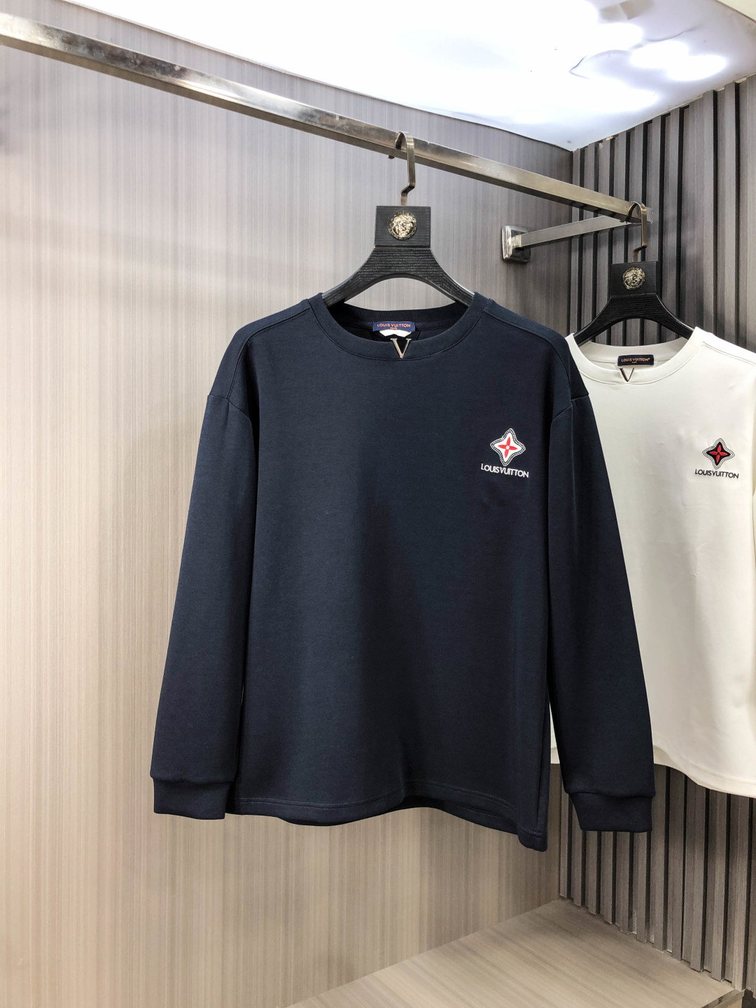 NO:609159,.Lv. 2025 autumn and winter new letter l space cotton sweatshirt. Channel boutique!  Urban series products, made with letter logo elements that are highly luxurious, a must-have style for high-end temperament types, a single product with a strong sense of style and charm!  The original customized imported double-sided water-soluble cotton fabric has a comfortable hand feel, the embroidered letter design effect is quite exquisite, fashionable, classic and versatile!  Size M—XXXL.m wears 175/130 pounds,,louis vuitton,hoodie,sweatshirts,alexander wang19860909.Lv.2025秋冬新款字母l太空棉卫衣.渠道精品！都市系列产物,奢华程度满分的字母logo元素打造,2高端气质型必入的极品款式,一款极具腔调感与魅力的单品！ 原版定制进口双面水溶棉面料,手感舒适,刺绣字母设计效果相当精致,时尚经典百搭！ 尺码M—XXXL.m穿175/130斤,,louis vuitton,hoodie,sweatshirts,alexander wang,Men's clothing