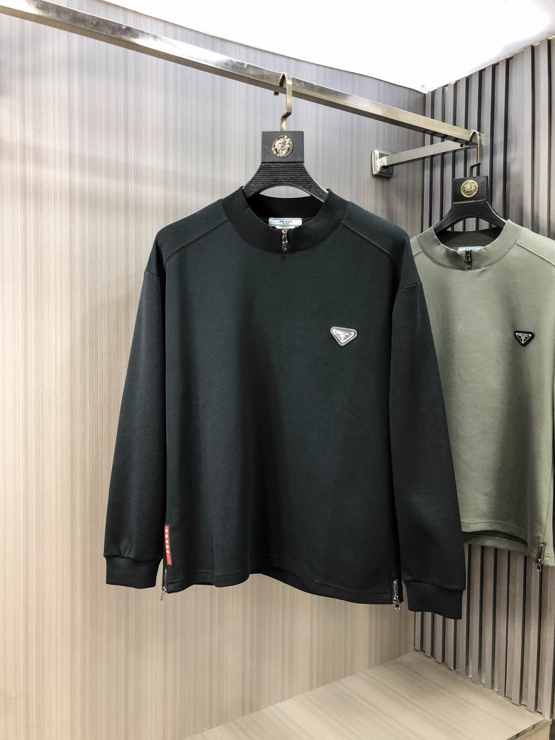 NO:609164,.Prada. 2025 autumn and winter new letter L space cotton sweatshirt. Channel boutique!  Urban series products, made with letter logo elements that are highly luxurious, 2 must-have styles for high-end temperament types, a single product with a strong sense of style and charm!  The original customized imported double-sided water-soluble cotton fabric has a comfortable hand feel, the embroidered letter design effect is quite exquisite, fashionable, classic and versatile!  Size M—XXXL.m wears 175/130 pounds, prada, hoodie, sweatshirts, alexander wang19860909.普拉达.2025秋冬新款字母l太空棉卫衣.渠道精品！都市系列产物,奢华程度满分的字母logo元素打造,2高端气质型必入的极品款式,一款极具腔调感与魅力的单品！ 原版定制进口双面水溶棉面料,手感舒适,刺绣字母设计效果相当精致,时尚经典百搭！ 尺码M—XXXL.m穿175/130斤,,prada,hoodie,sweatshirts,alexander wang,Men's clothing