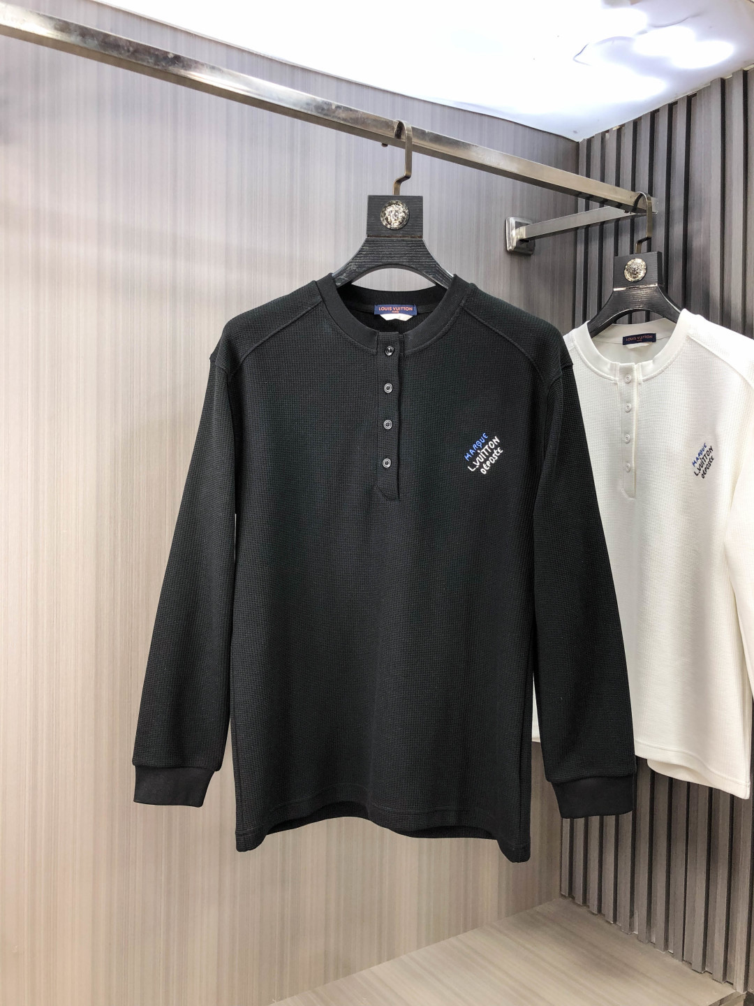 NO:609169,.Lv.2025 Autumn and Winter New Alphabet Cotton Sweatshirt. Channel boutique!  Urban series products, made with letter logo elements that are highly luxurious, a must-have style for high-end temperament types, a single product with a strong sense of style and charm!  The original customized imported double-sided water-soluble cotton fabric has a comfortable hand feel, the embroidered letter design effect is quite exquisite, fashionable, classic and versatile!  Size M—XXXL.m wears 175/130 pounds,,louis vuitton,hoodie,sweatshirts,alexander wang19860909.Lv.2025秋冬新款字母朱地棉卫衣.渠道精品！都市系列产物,奢华程度满分的字母logo元素打造,2高端气质型必入的极品款式,一款极具腔调感与魅力的单品！ 原版定制进口双面水溶棉面料,手感舒适,刺绣字母设计效果相当精致,时尚经典百搭！ 尺码M—XXXL.m穿175/130斤,,louis vuitton,hoodie,sweatshirts,alexander wang,Men's clothing