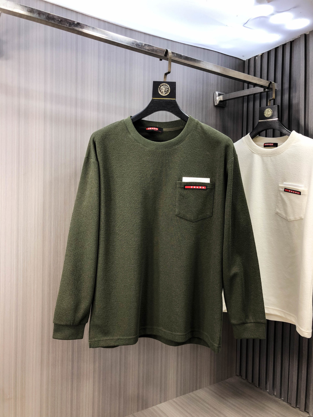 NO:609174,.Prada. 2025 autumn and winter new letter knitted cotton sweatshirt. Channel boutique!  Urban series products, made with letter logo elements that are highly luxurious, a must-have style for high-end temperament types, a single product with a strong sense of style and charm!  The original customized imported double-sided water-soluble cotton fabric has a comfortable hand feel, the embroidered letter design effect is quite exquisite, fashionable, classic and versatile!  Size M—XXXL.m wears 175/130 pounds, prada, hoodie, sweatshirts, alexander wang19860909.普拉达.2025秋冬新款字母针织棉卫衣.渠道精品！都市系列产物,奢华程度满分的字母logo元素打造,2高端气质型必入的极品款式,一款极具腔调感与魅力的单品！ 原版定制进口双面水溶棉面料,手感舒适,刺绣字母设计效果相当精致,时尚经典百搭！ 尺码M—XXXL.m穿175/130斤,,prada,hoodie,sweatshirts,alexander wang,Men's clothing