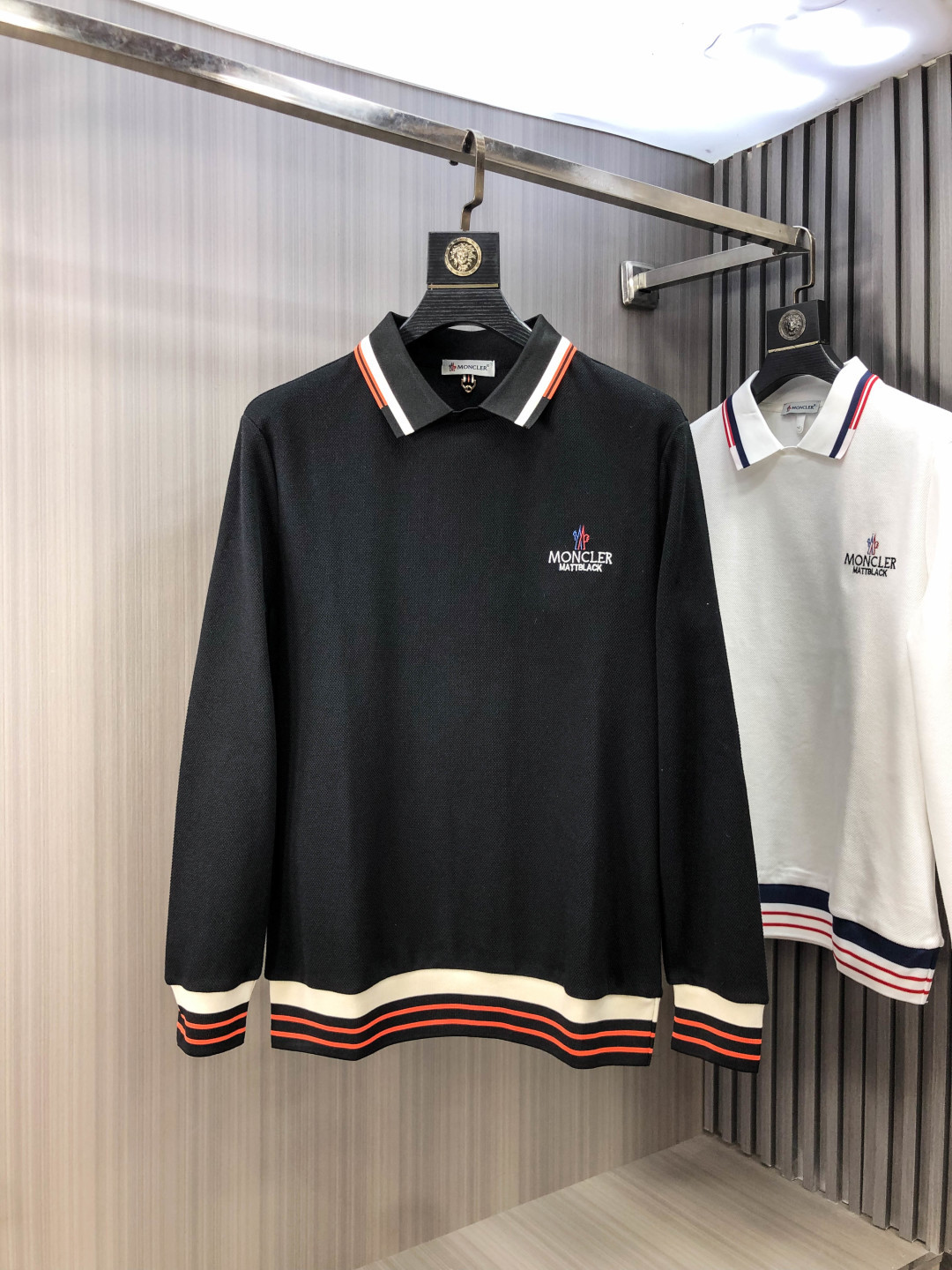 NO:609179,. Covered mouth. 2025 autumn and winter new men's logo short-sleeved polo shirt, continuing the classic business casual lapel polo shirt. This polo shirt is made of mercerized piqué cotton fabric, and the timeless design can transcend fashion trends. Classic style, 2 brand LOGOs are three-dimensional and unique, making the whole body more detailed. Fitted version, the fabric is made of cotton piqué material, comfortable, skin-friendly, good breathability, and practical for daily commuting and leisure. Highly recommended. Size M-3XL  m wears 175/130,,Moncler,T-shirt,alexander wang19860909.蒙口.2025秋冬新款男士标识短袖polo衫,延续经典商务休闲翻领POLO恤.该款Polo衫采用丝光珠地棉面料制成,隽永设计可跨越时尚潮流.经典款型,2品牌LOGO立体别致,让整体更具细节感 合体的版型,面料采用全棉珠地料,舒适,亲肤,透气好,平时通勤休闲都很实穿的一款 强烈推荐.尺码M-3XL m穿175/130,,Moncler,T-shirt,alexander wang,Men's clothing