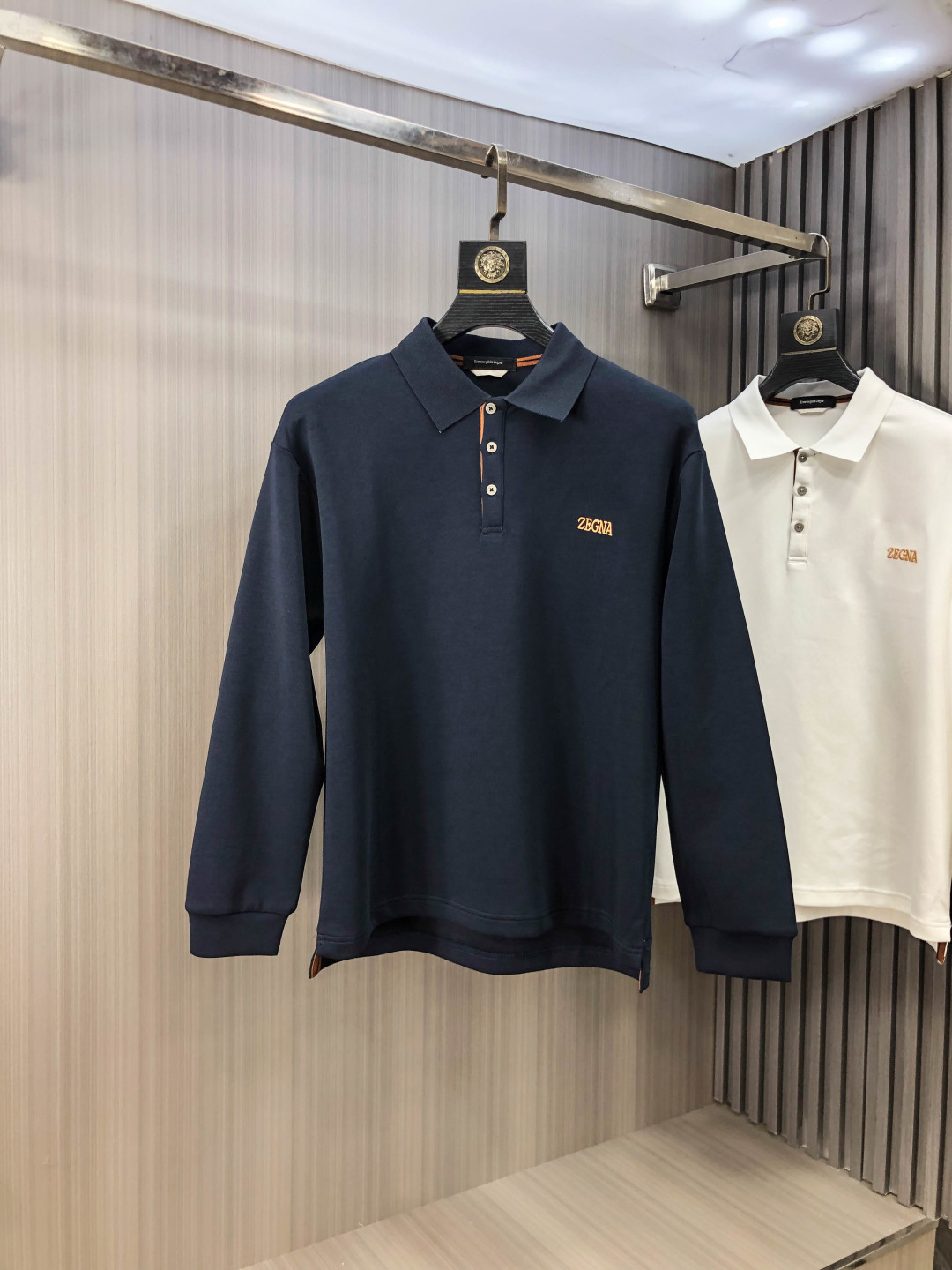 NO:609184,. Zegna. 2025 autumn and winter new men's logo short-sleeved polo shirt, continuing the classic business casual lapel polo shirt. This polo shirt is made of mercerized piqué cotton fabric, and the timeless design can transcend fashion trends. Classic style, 2 brand LOGOs are three-dimensional and unique, making the whole body more detailed. Fitted version, the fabric is made of cotton piqué material, comfortable, skin-friendly, good breathability, and practical for daily commuting and leisure. Highly recommended. Size M-3XL  m wears 175/130,,zegna,T-shirt,alexander wang19860909.杰尼亚.2025秋冬新款男士标识短袖polo衫,延续经典商务休闲翻领POLO恤.该款Polo衫采用丝光珠地棉面料制成,隽永设计可跨越时尚潮流.经典款型,2品牌LOGO立体别致,让整体更具细节感 合体的版型,面料采用全棉珠地料,舒适,亲肤,透气好,平时通勤休闲都很实穿的一款 强烈推荐.尺码M-3XL m穿175/130,,zegna,T-shirt,alexander wang,Men's clothing