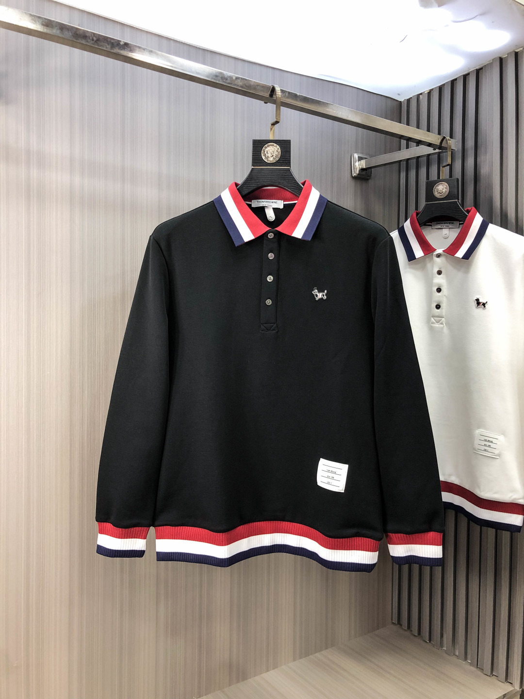 NO:609188,.TB.2025 new autumn and winter men's logo short-sleeved polo shirt continues the classic business casual lapel polo shirt. This polo shirt is made of mercerized piqué cotton fabric, and its timeless design can transcend fashion trends. Classic style, 2 brand LOGOs are three-dimensional and unique, making the whole body more detailed. Fitted version, the fabric is made of cotton piqué material, comfortable, skin-friendly, good breathability, and practical for daily commuting and leisure. Highly recommended. Size M-3XL  m wears 175/130,,T-shirt,alexander wang19860909.TB.2025秋冬新款男士标识短袖polo衫,延续经典商务休闲翻领POLO恤.该款Polo衫采用丝光珠地棉面料制成,隽永设计可跨越时尚潮流.经典款型,2品牌LOGO立体别致,让整体更具细节感 合体的版型,面料采用全棉珠地料,舒适,亲肤,透气好,平时通勤休闲都很实穿的一款 强烈推荐.尺码M-3XL m穿175/130,,T-shirt,alexander wang,Men's clothing