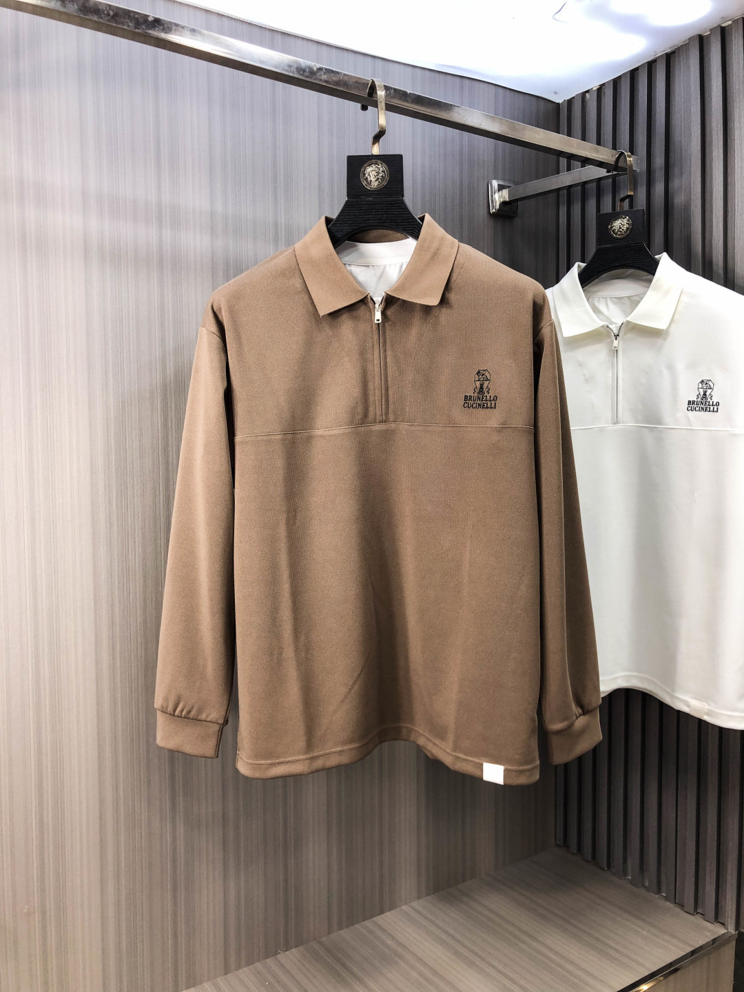 NO:609192,.Bc.2025 new autumn and winter men's logo short-sleeved polo shirt continues the classic business casual lapel polo shirt. This polo shirt is made of mercerized piqué cotton fabric, and the timeless design can transcend fashion trends. Classic style, 2 brand LOGOs are three-dimensional and unique, making the whole body more detailed. Fitted version, the fabric is made of cotton piqué material, comfortable, skin-friendly, good breathability, and practical for daily commuting and leisure. Highly recommended. Size M-3XL  m wears 175/130,,T-shirt,alexander wang19860909.Bc.2025秋冬新款男士标识短袖polo衫,延续经典商务休闲翻领POLO恤.该款Polo衫采用丝光珠地棉面料制成,隽永设计可跨越时尚潮流.经典款型,2品牌LOGO立体别致,让整体更具细节感 合体的版型,面料采用全棉珠地料,舒适,亲肤,透气好,平时通勤休闲都很实穿的一款 强烈推荐.尺码M-3XL m穿175/130,,T-shirt,alexander wang,Men's clothing