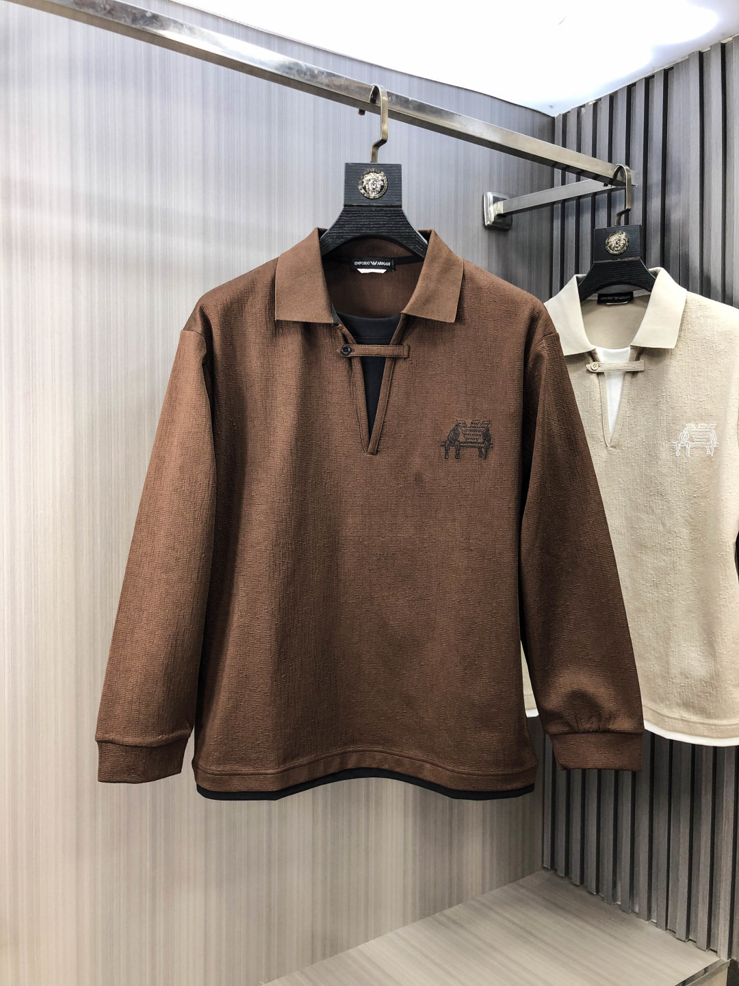 NO:609200,.Armani.2025 new autumn and winter men's logo short-sleeved polo shirt continues the classic business casual lapel polo shirt. This polo shirt is made of cotton and linen fabrics, and the timeless design can transcend fashion trends. Classic style, 2 brand LOGOs are three-dimensional and unique, making the whole body more detailed. Fitted version, the fabric is made of cotton pique, comfortable, skin-friendly, good breathability, and practical for daily commuting and leisure. Highly recommended. Size M-3XL  m wears 175/130,,armani,T-shirt,alexander wang19860909.阿玛尼.2025秋冬新款男士标识短袖polo衫,延续经典商务休闲翻领POLO恤.该款Polo衫采用棉麻棉面料制成,隽永设计可跨越时尚潮流.经典款型,2品牌LOGO立体别致,让整体更具细节感 合体的版型,面料采用全棉珠地料,舒适,亲肤,透气好,平时通勤休闲都很实穿的一款 强烈推荐.尺码M-3XL m穿175/130,,armani,T-shirt,alexander wang,Men's clothing