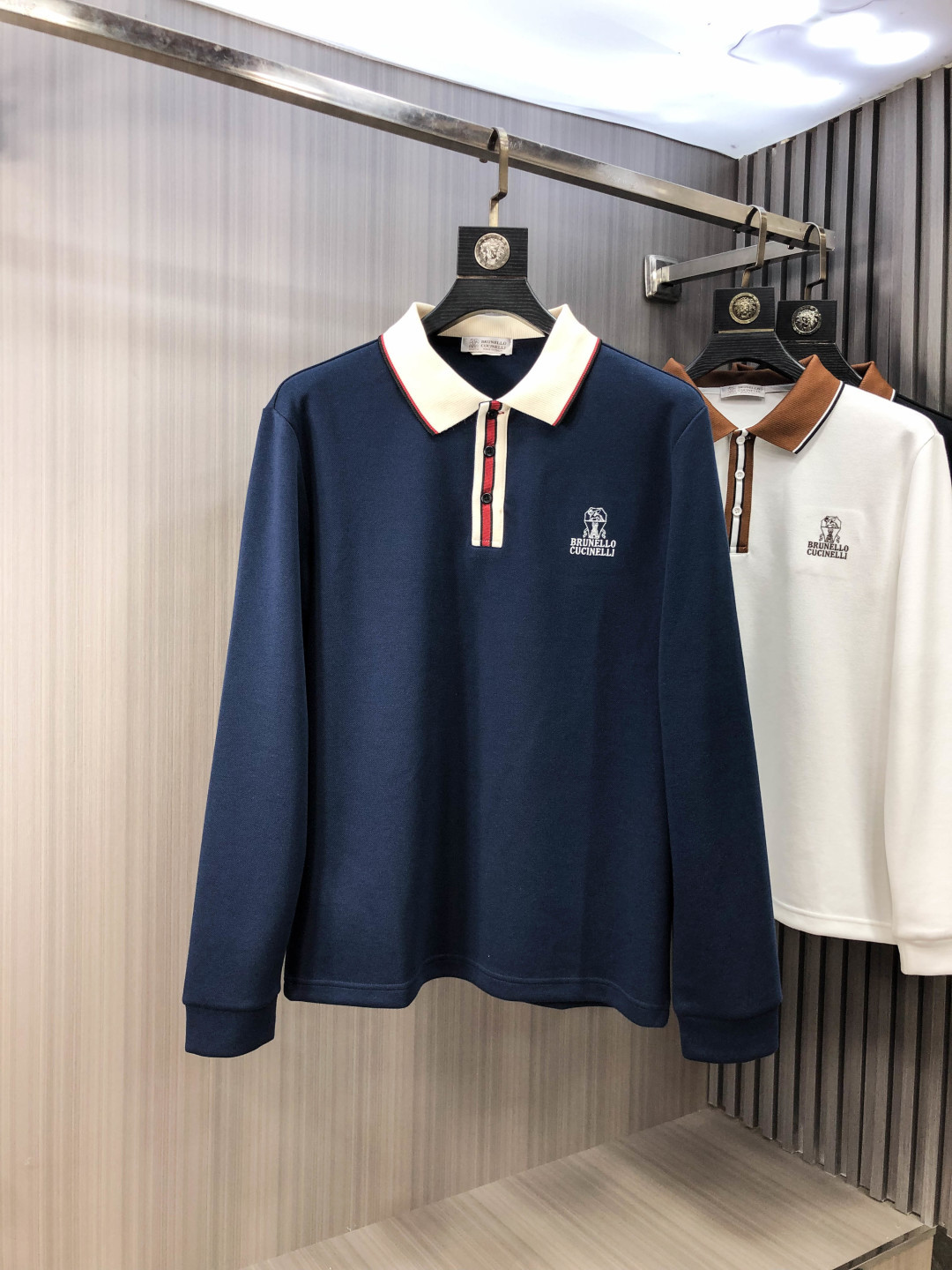 NO:609160,.Bc.2025 new autumn and winter men's logo short-sleeved polo shirt continues the classic business casual lapel polo shirt. This polo shirt is made of mercerized piqué cotton fabric, and the timeless design can transcend fashion trends. Classic style, 2 brand LOGOs are three-dimensional and unique, making the whole body more detailed. Fitted version, the fabric is made of cotton piqué material, comfortable, skin-friendly, good breathability, and practical for daily commuting and leisure. Highly recommended. Size M-3XL  m wears 175/130,,T-shirt,alexander wang19860909.Bc.2025秋冬新款男士标识短袖polo衫,延续经典商务休闲翻领POLO恤.该款Polo衫采用丝光珠地棉面料制成,隽永设计可跨越时尚潮流.经典款型,2品牌LOGO立体别致,让整体更具细节感 合体的版型,面料采用全棉珠地料,舒适,亲肤,透气好,平时通勤休闲都很实穿的一款 强烈推荐.尺码M-3XL m穿175/130,,T-shirt,alexander wang,Men's clothing