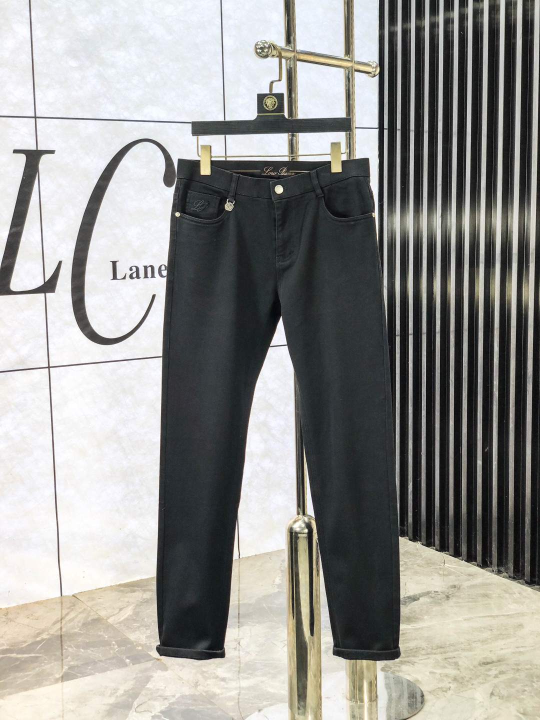 NO:613535,.LP. Official website counter is on sale simultaneously, 2025SS new autumn and winter men's casual jeans, original quality, counter customized original denim fabric, logo pattern design, h pants body original hardware decoration, three-dimensional and clear, f super trendy personality, fashionable and stylish upper body!  Must-have items for trendy men in sizes 28-38, loro piana, jeans, alexander wang19860909.LP.官网专柜同步发售,2025SS秋冬新品男士休闲牛仔裤,原单品质,专柜定制原版牛仔面料,logo图案设计,h裤身原版五金辅料装饰,立体清晰,f超级潮流个性,上身时尚有型！潮男必备单品 码数28-38,,loro piana,jeans,alexander wang,Men's clothing